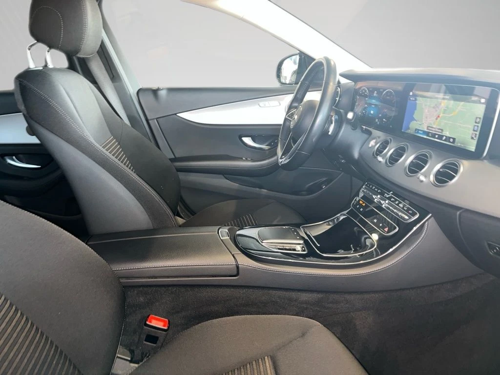Mercedes-Benz-E-Klasse 300-image-15