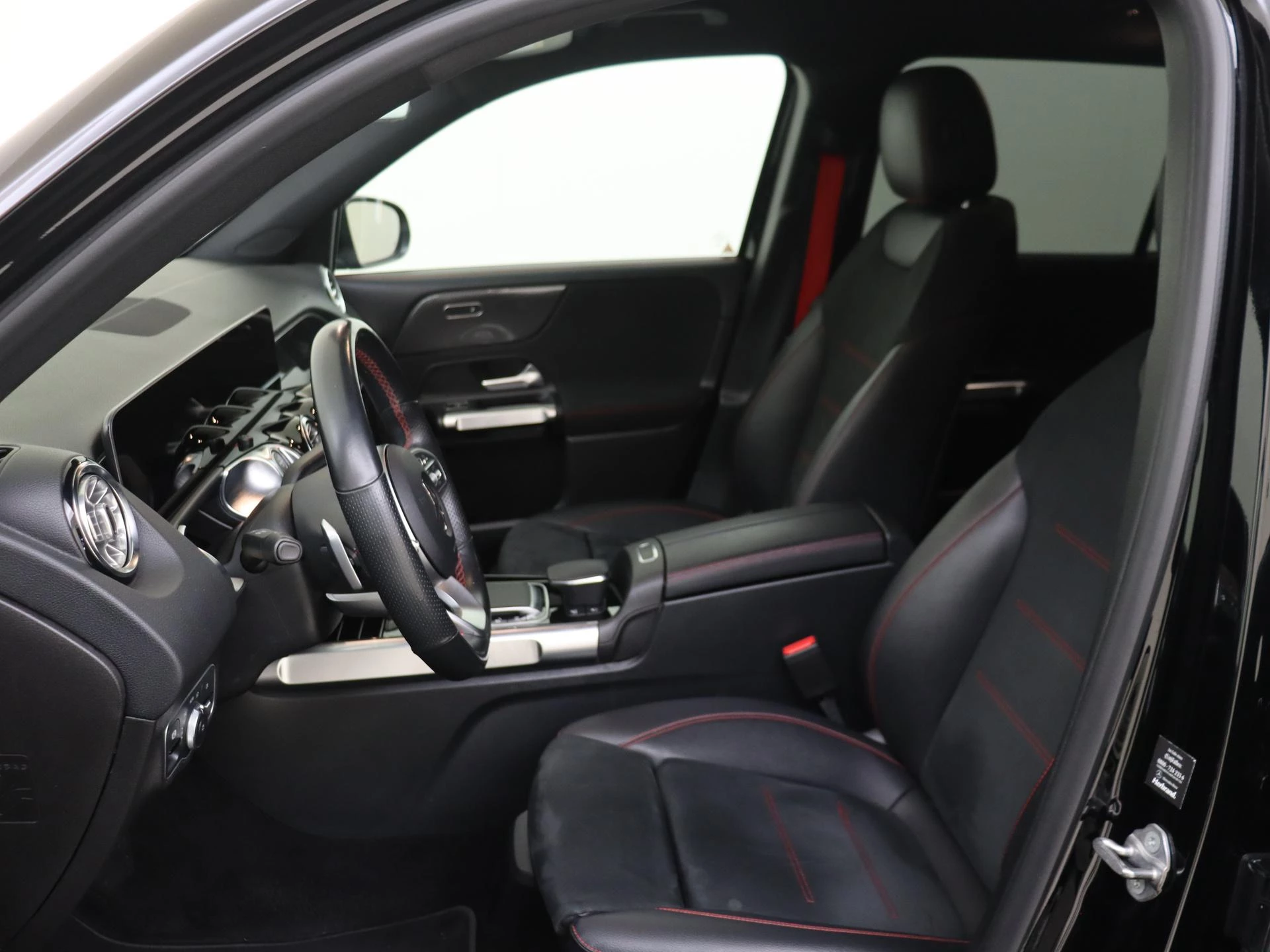 Mercedes-Benz-GLB-image-15