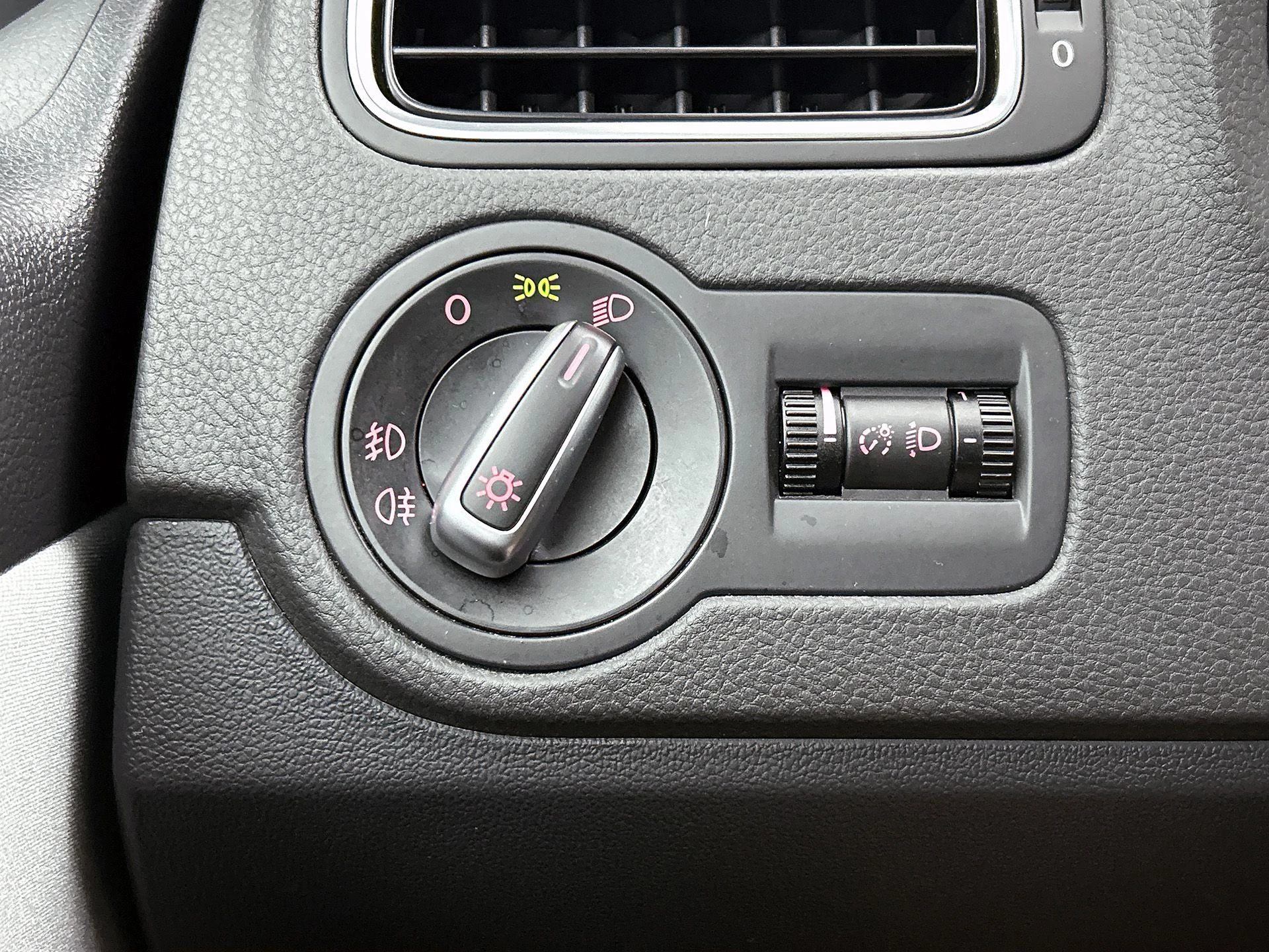 Volkswagen-Polo-image-21