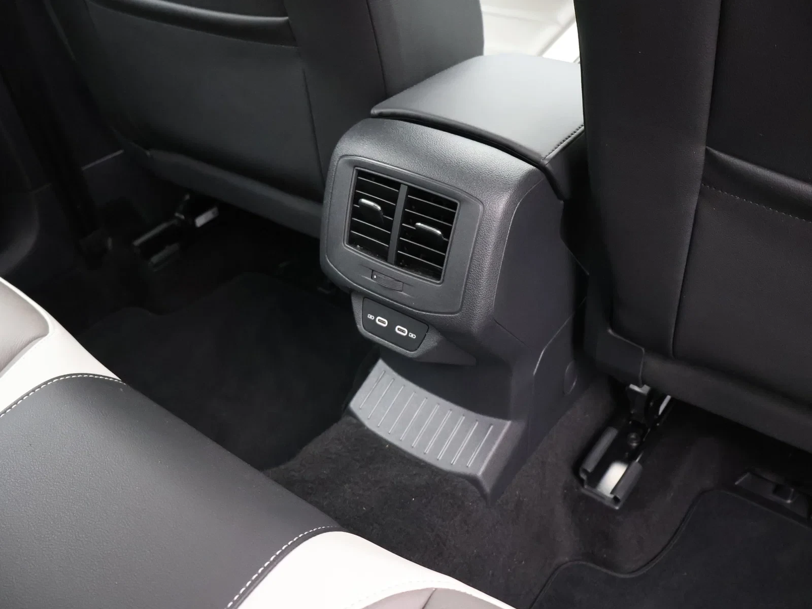 Volkswagen T-Roc T-Roc Style 1.6TDI 116PK *LEDER*PDC*ACC*AIRCO*APP-CONNECT*DAB-RADIO*ZETELVERWARMING*...*