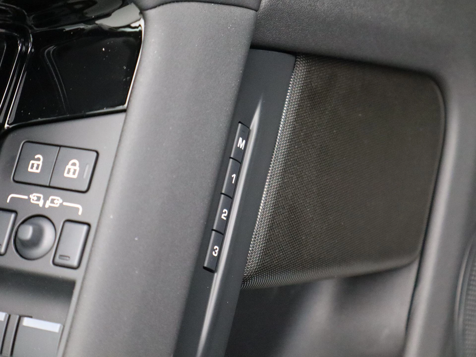 Land Rover-Range Rover Evoque-image-29