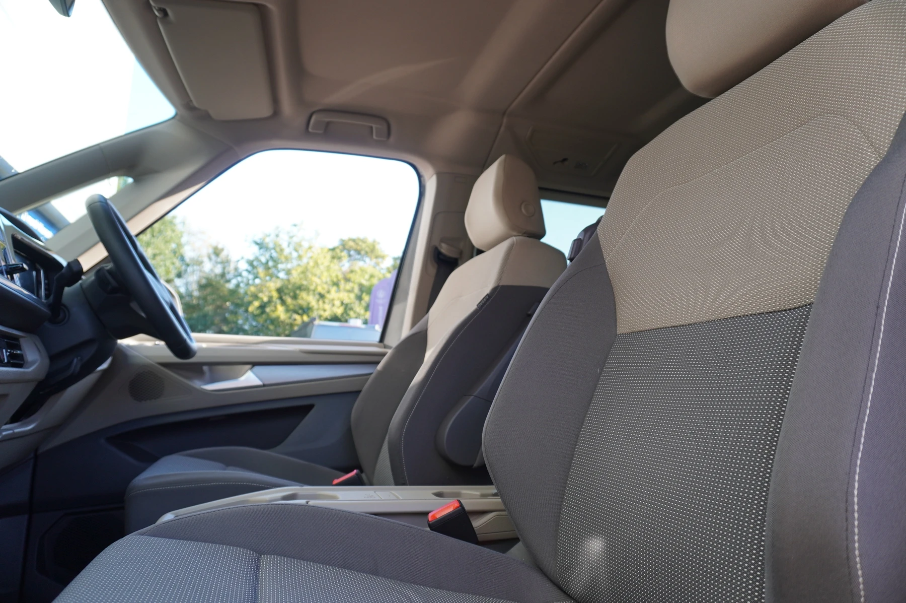 Volkswagen-Multivan-image-9