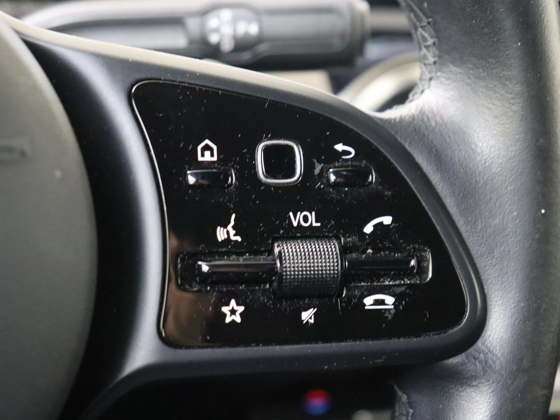 Mercedes-Benz-CLA-image-13
