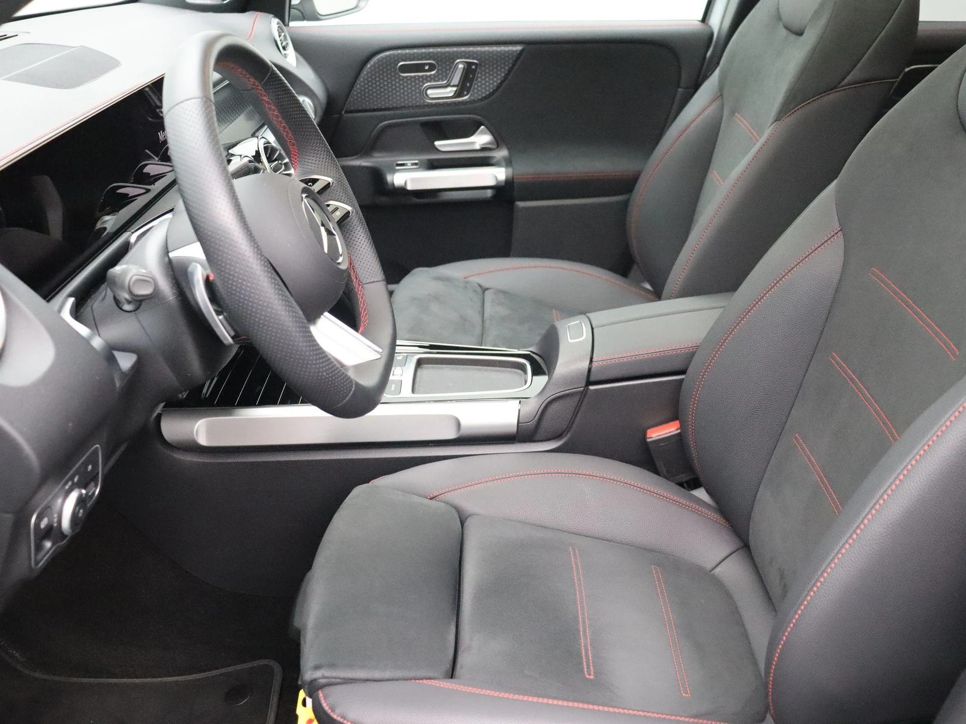 Mercedes-Benz-EQB-image-9