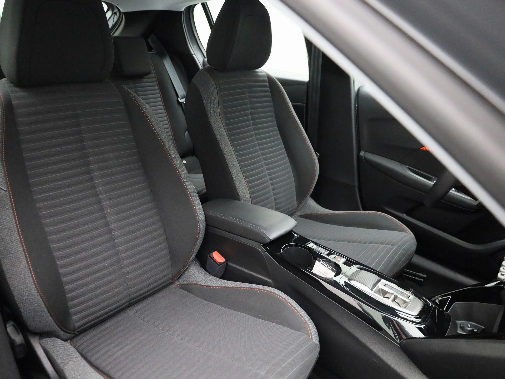 Peugeot-e-208-image-36