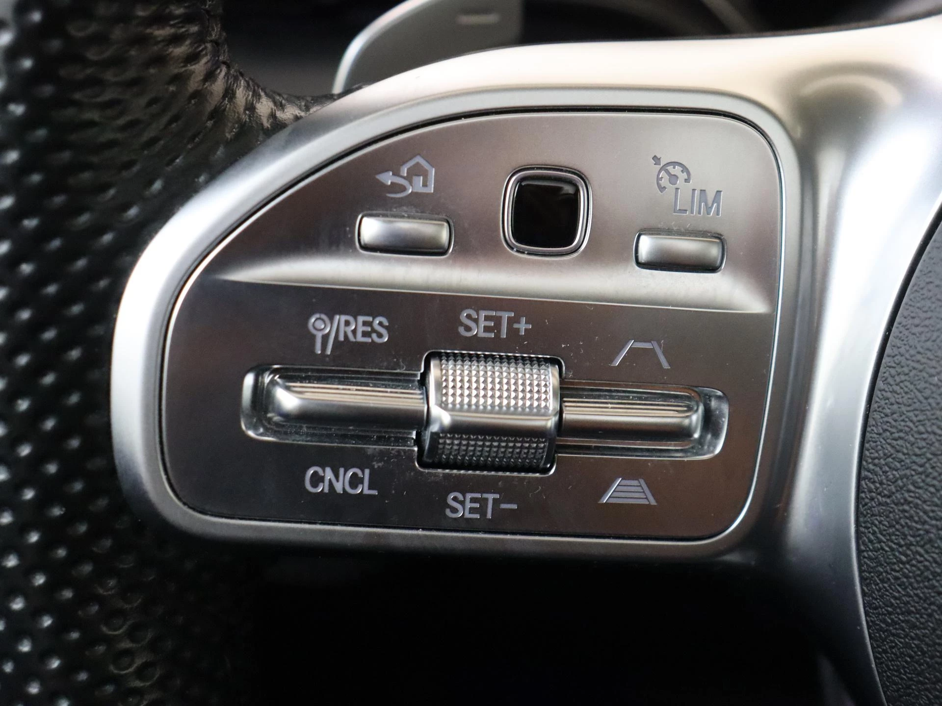 Mercedes-Benz-GLE-image-18