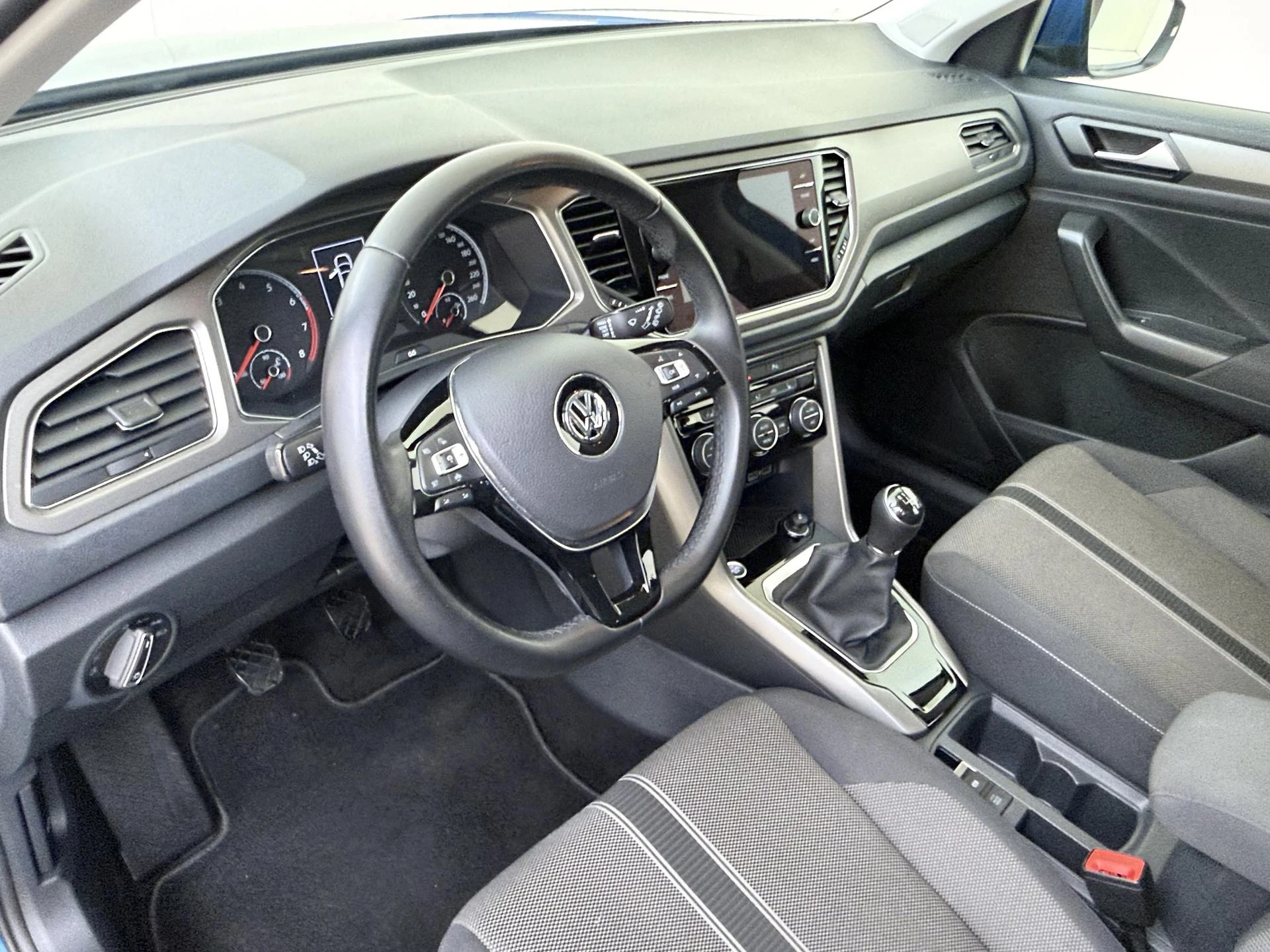 Volkswagen-T-Roc-image-14