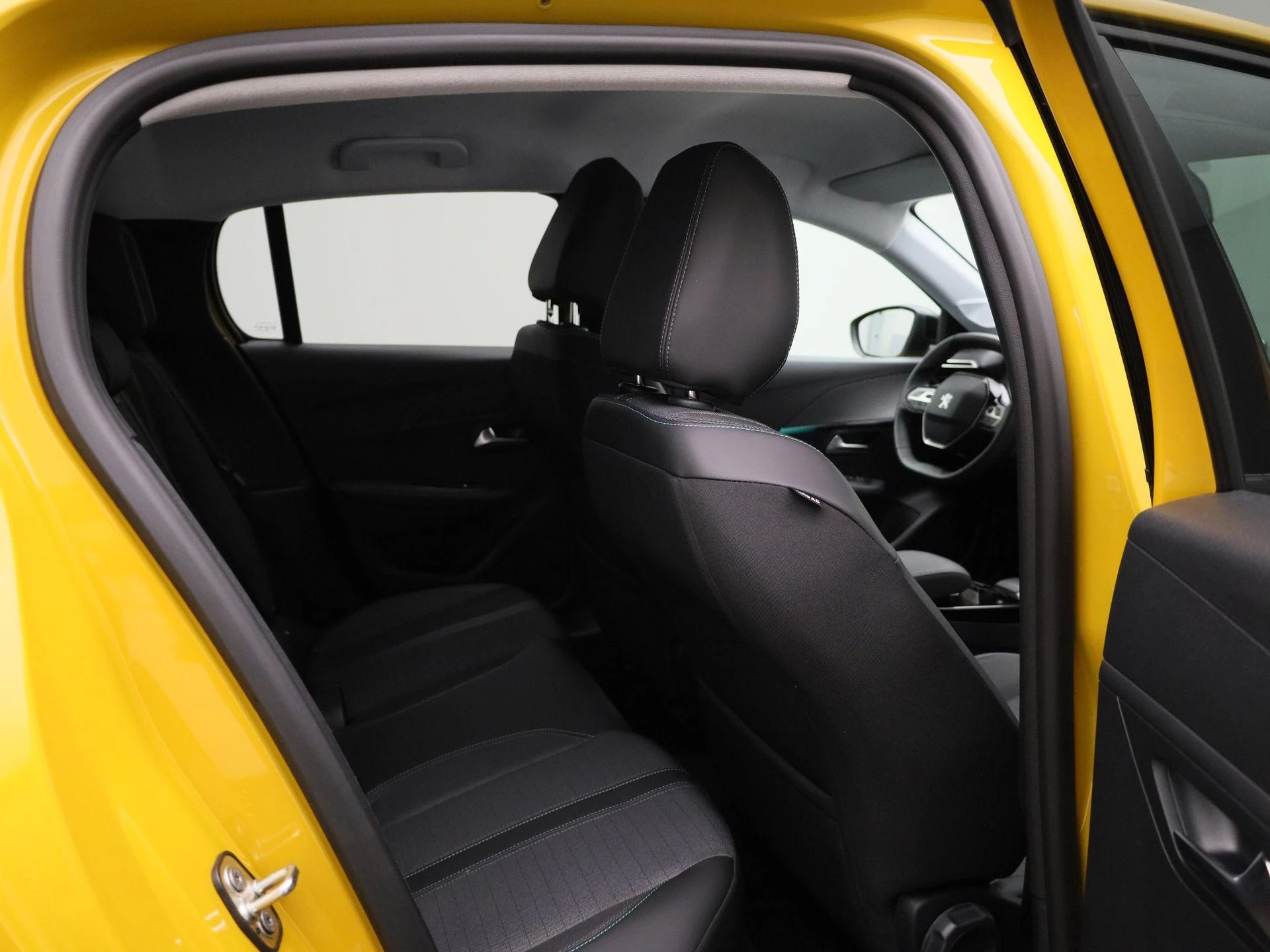 Peugeot-e-208-image-35