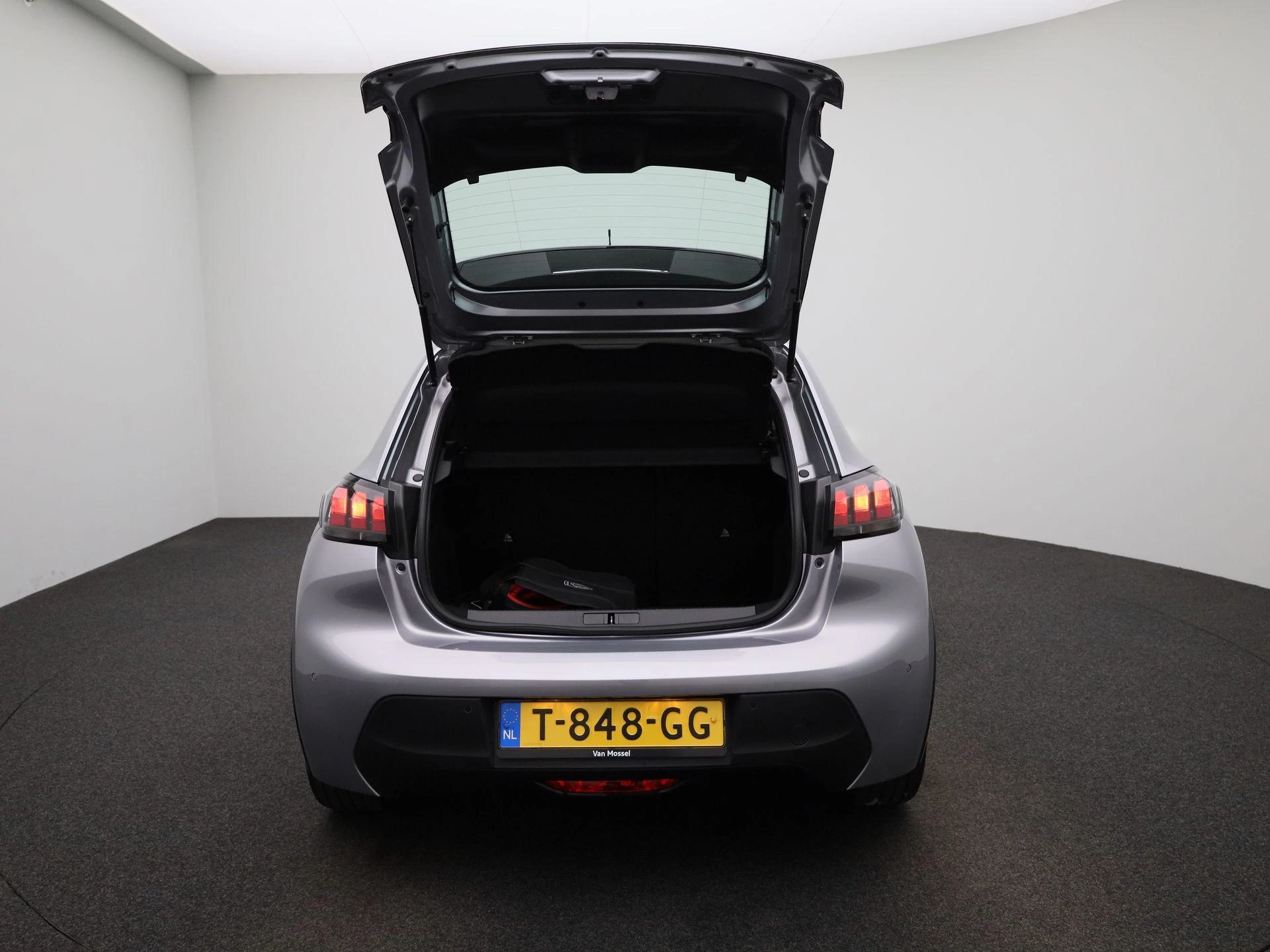 Peugeot-e-208-image-10