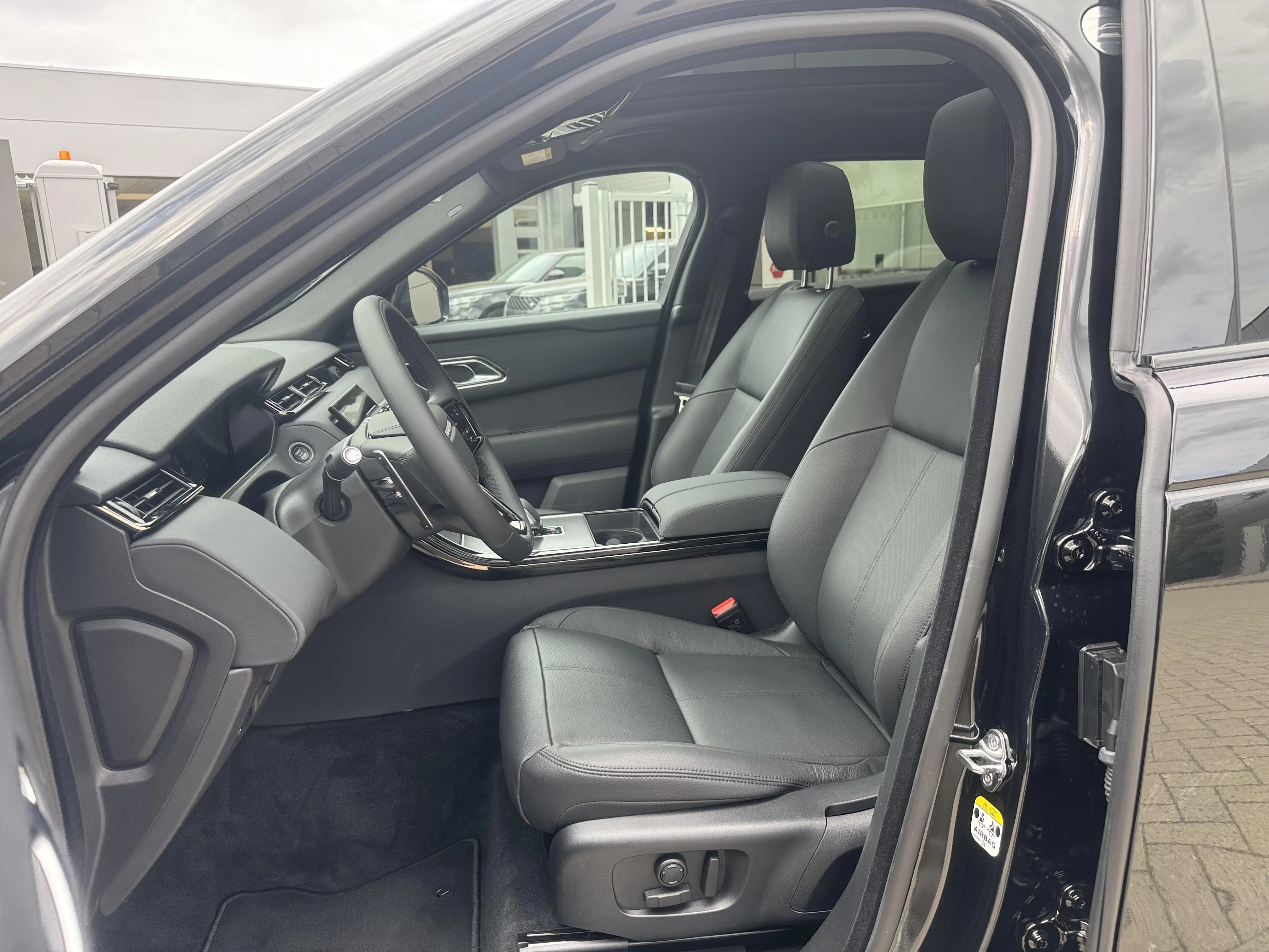 Land Rover-Range Rover Velar-image-2