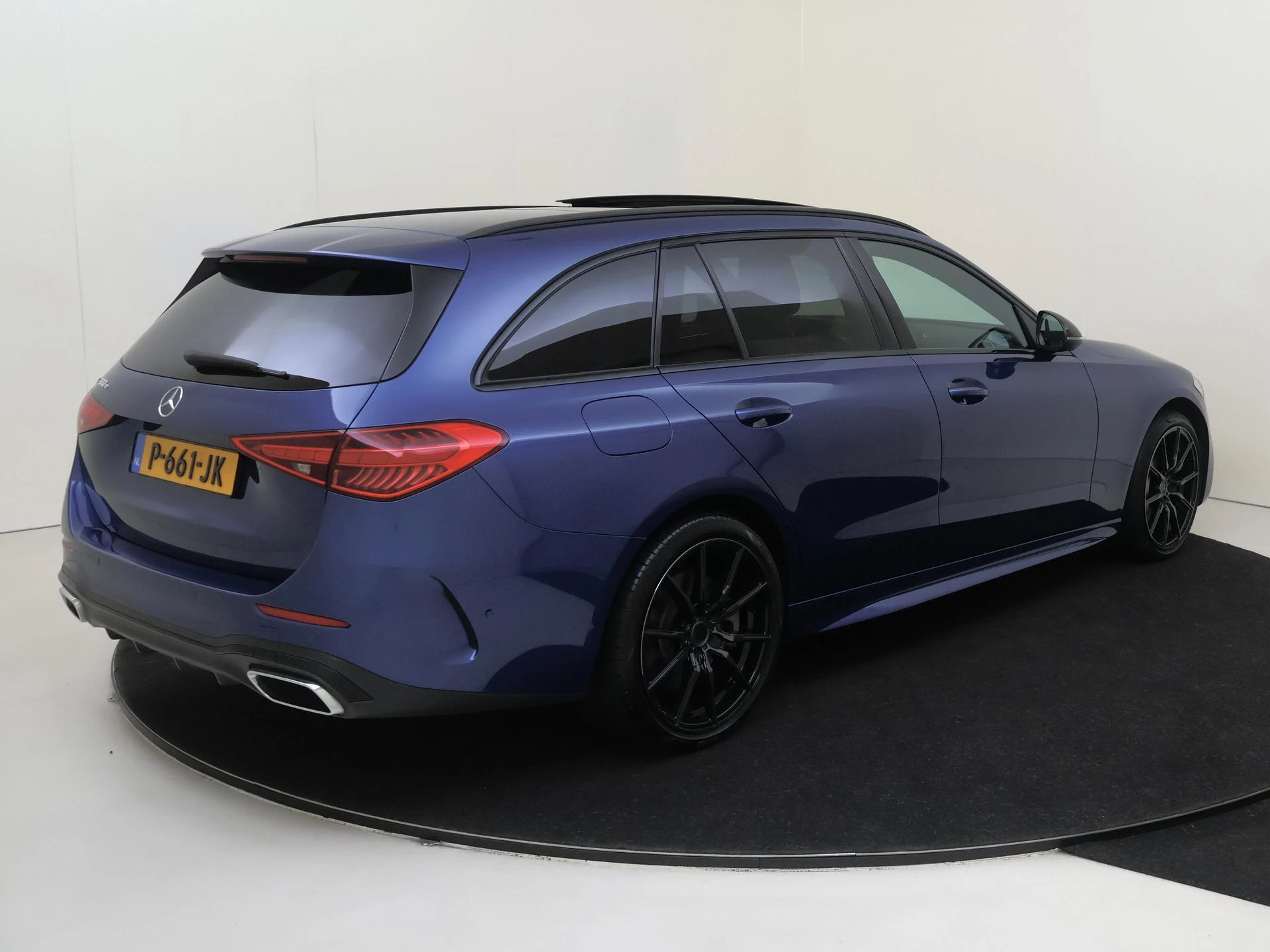 Mercedes-Benz-C-Klasse-image-3