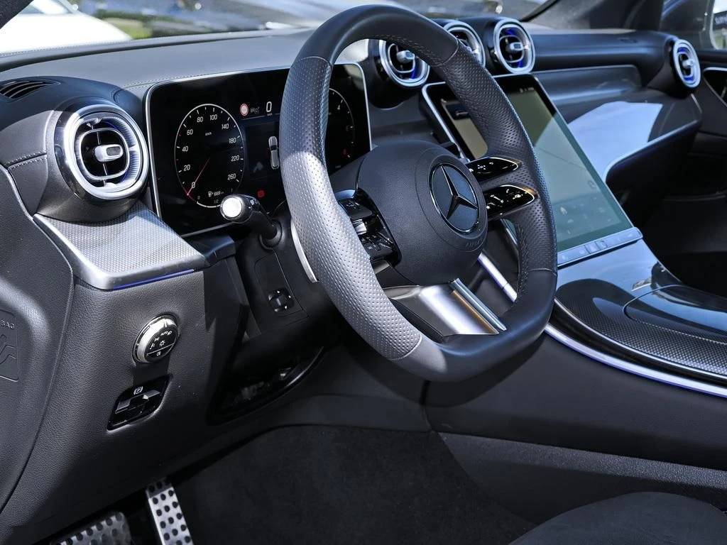 Mercedes-Benz-GLC 300 d-image-9