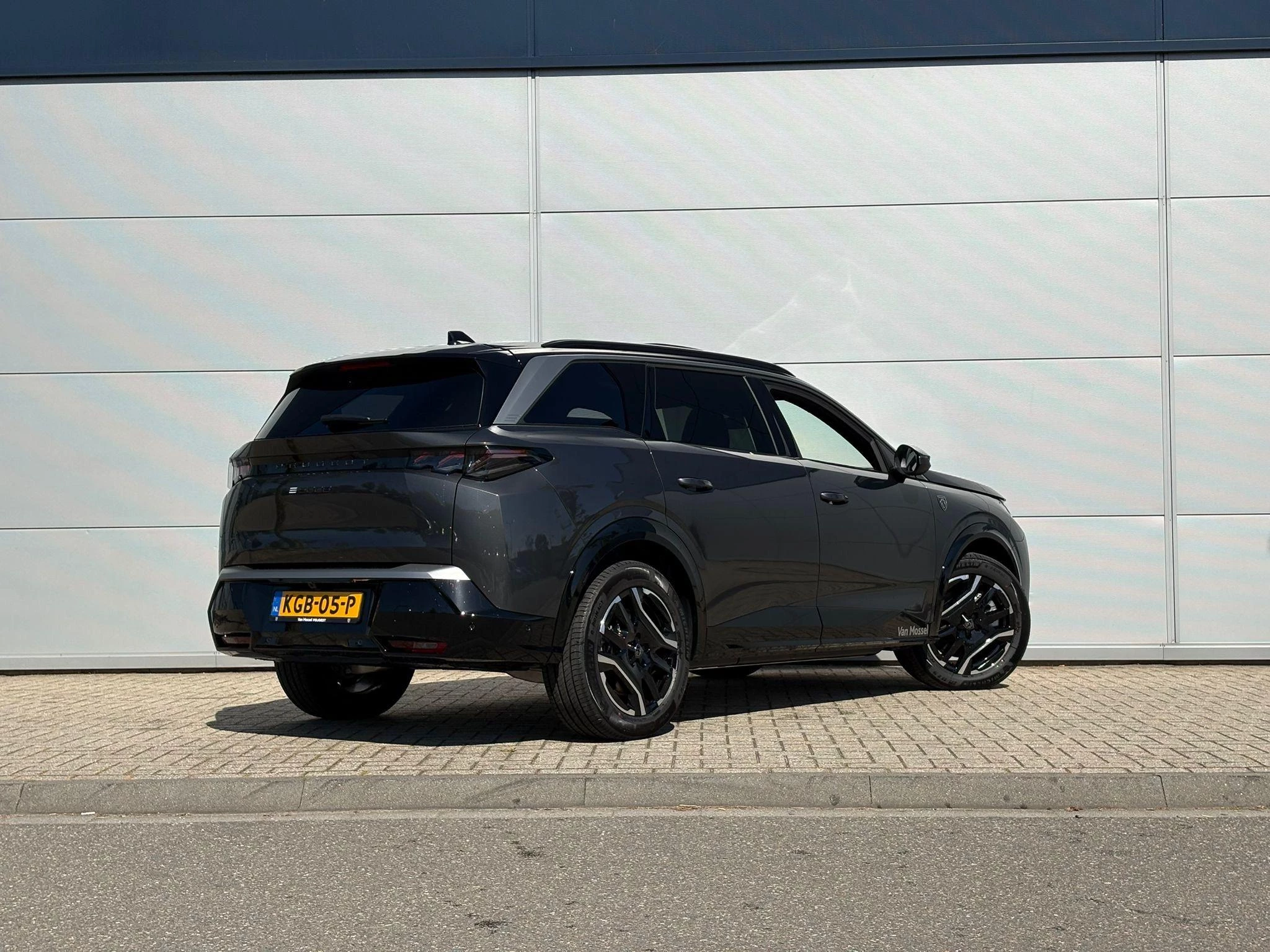 Peugeot-e-5008-image-5