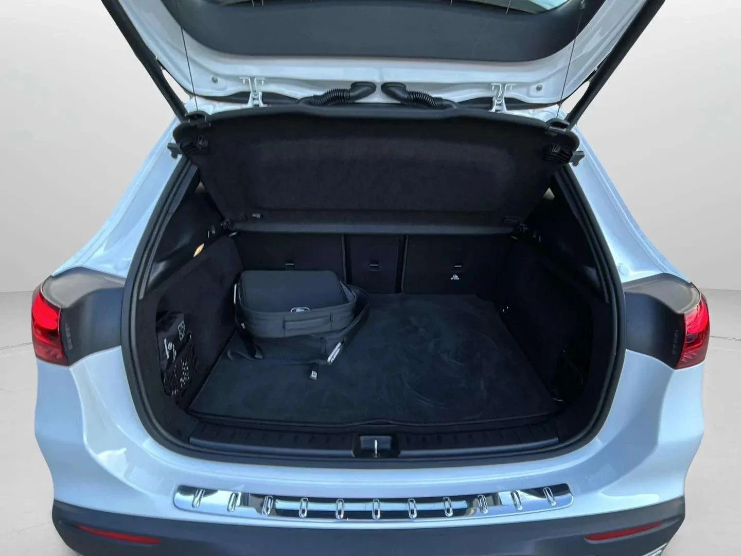 Mercedes-Benz-EQA-image-19