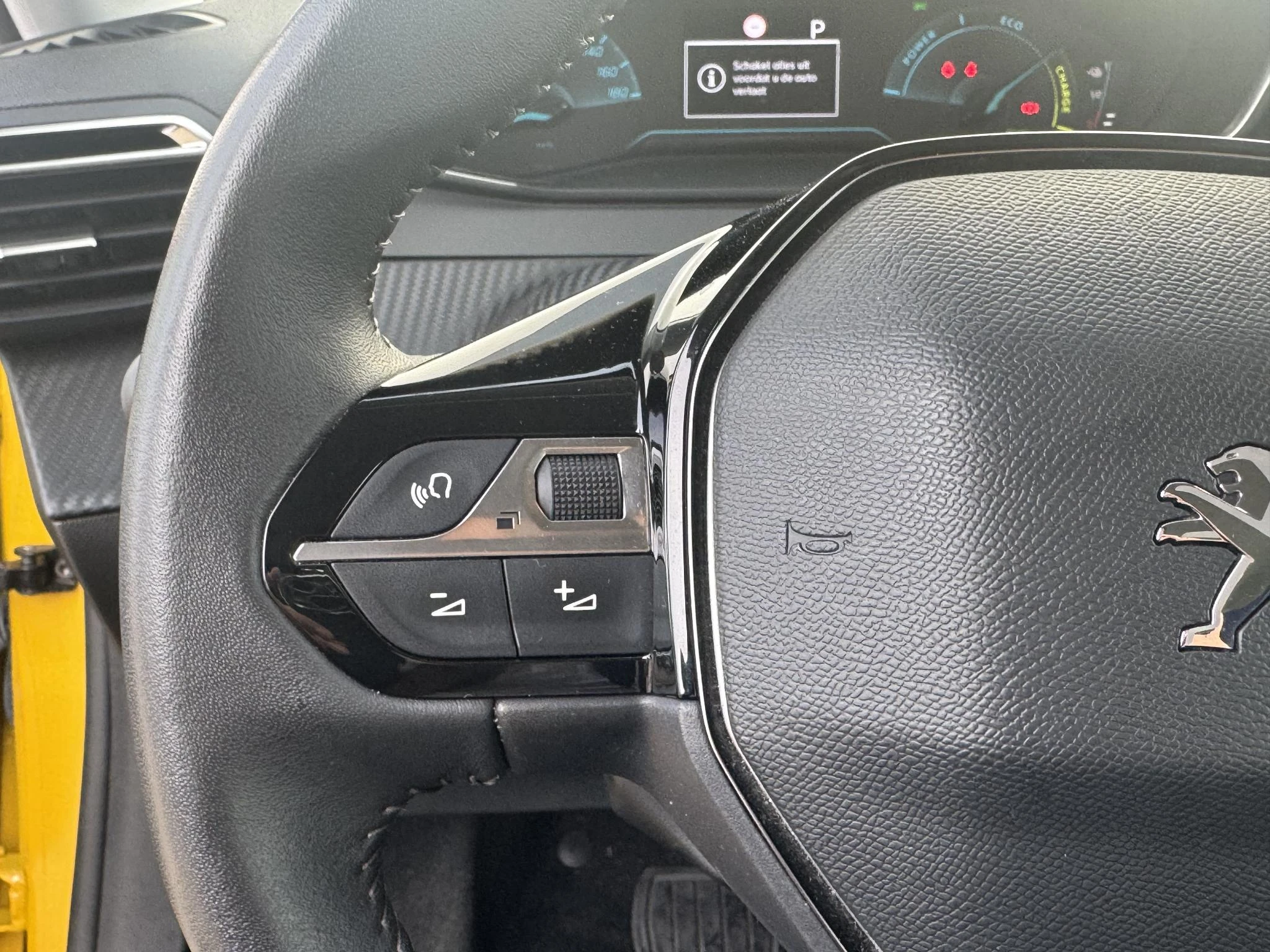Peugeot-e-208-image-12