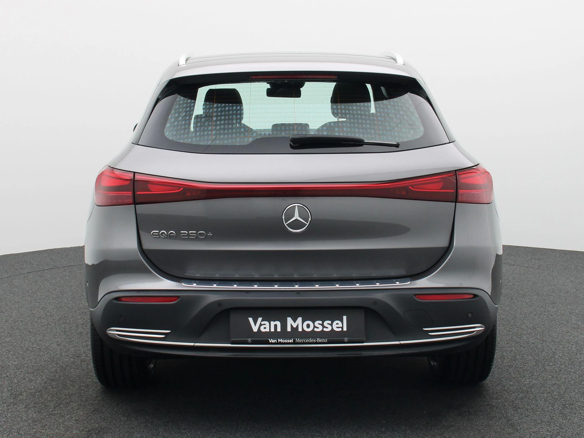 Mercedes-Benz-EQA-image-4