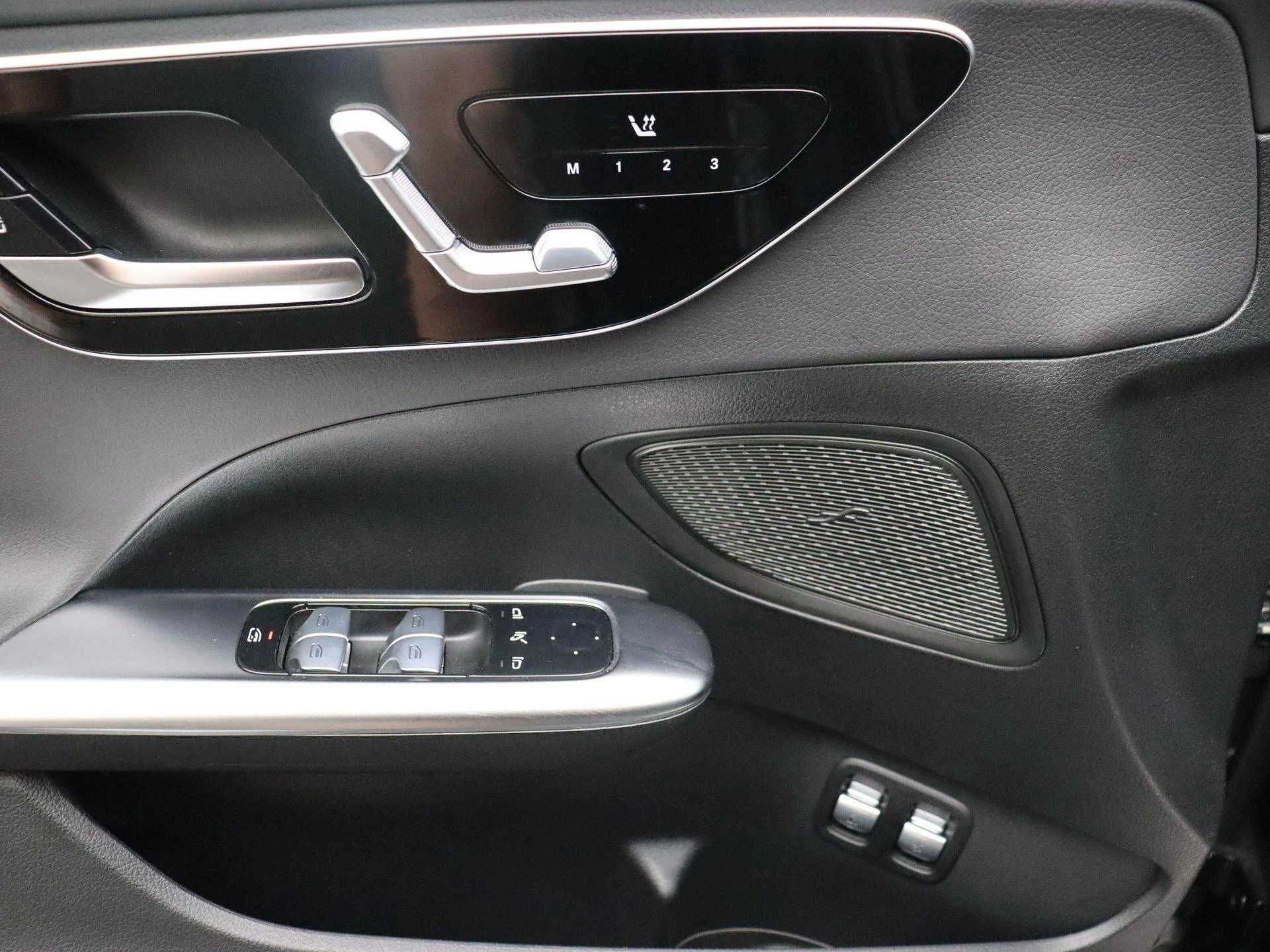 Mercedes-Benz-C-Klasse-image-7