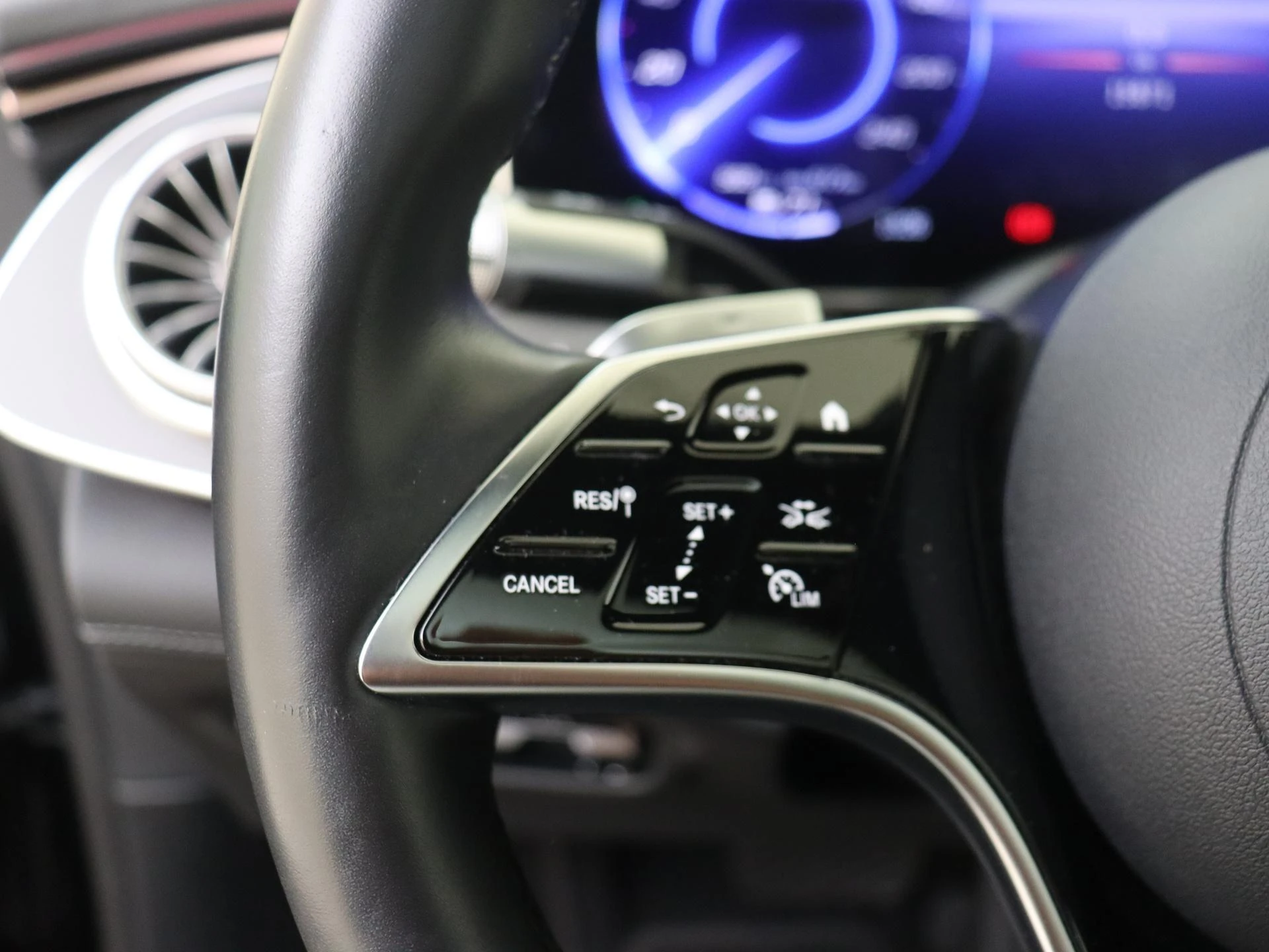 Mercedes-Benz-EQS-image-11