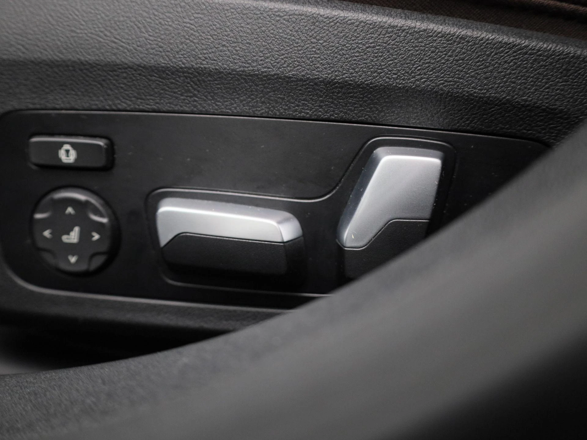 BMW-i4-image-29
