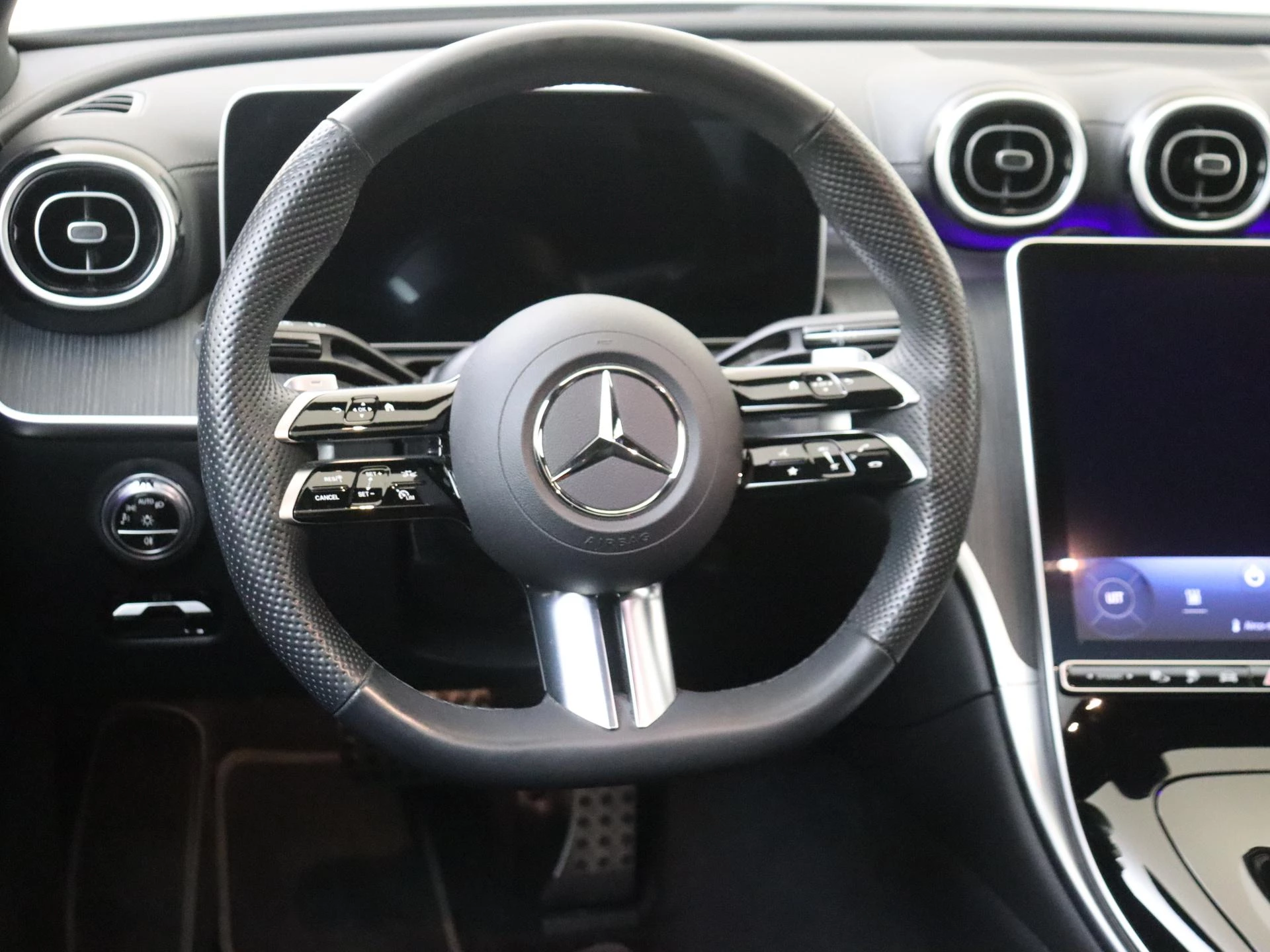 Mercedes-Benz-C-Klasse-image-10