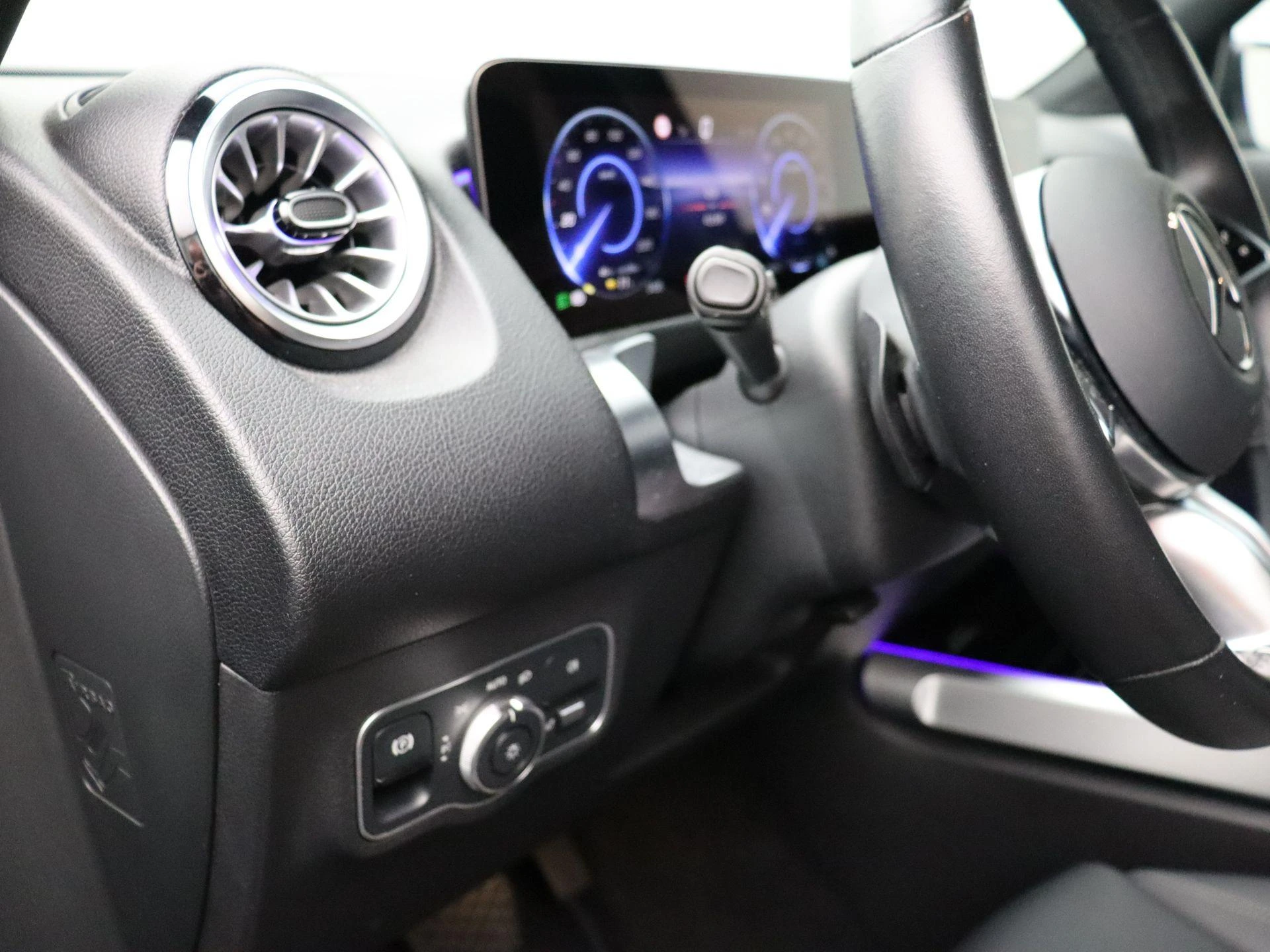 Mercedes-Benz-EQB-image-10