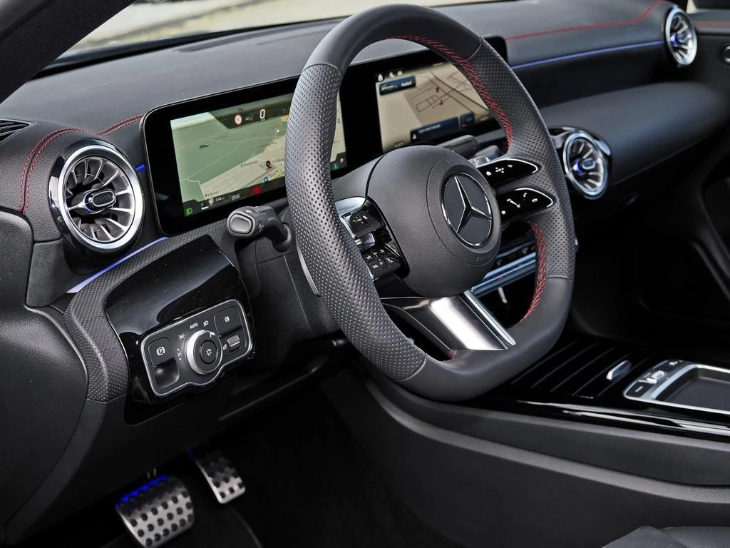 Mercedes-Benz-CLA 200-image-8