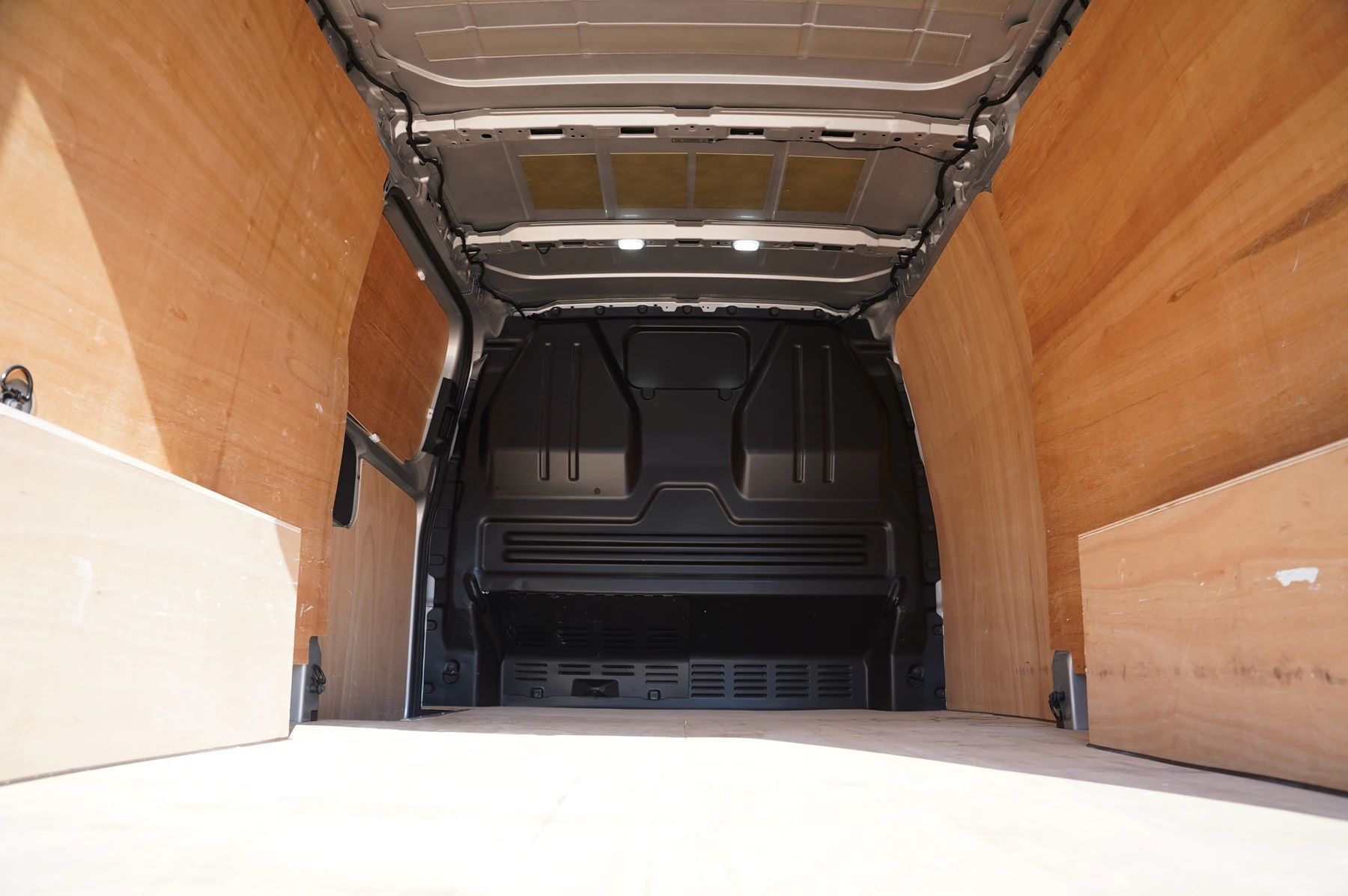 Volkswagen-Transporter-image-10