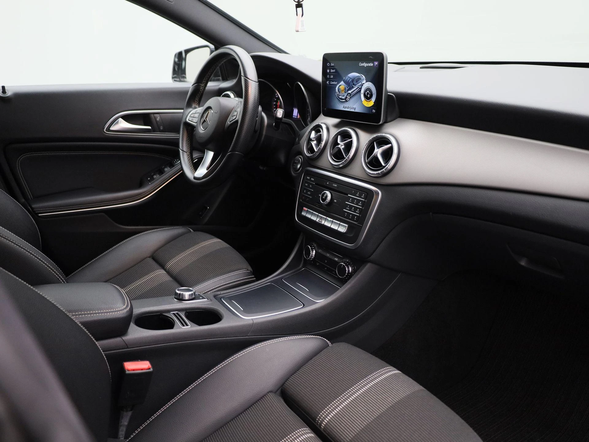 Mercedes-Benz-CLA-image-40