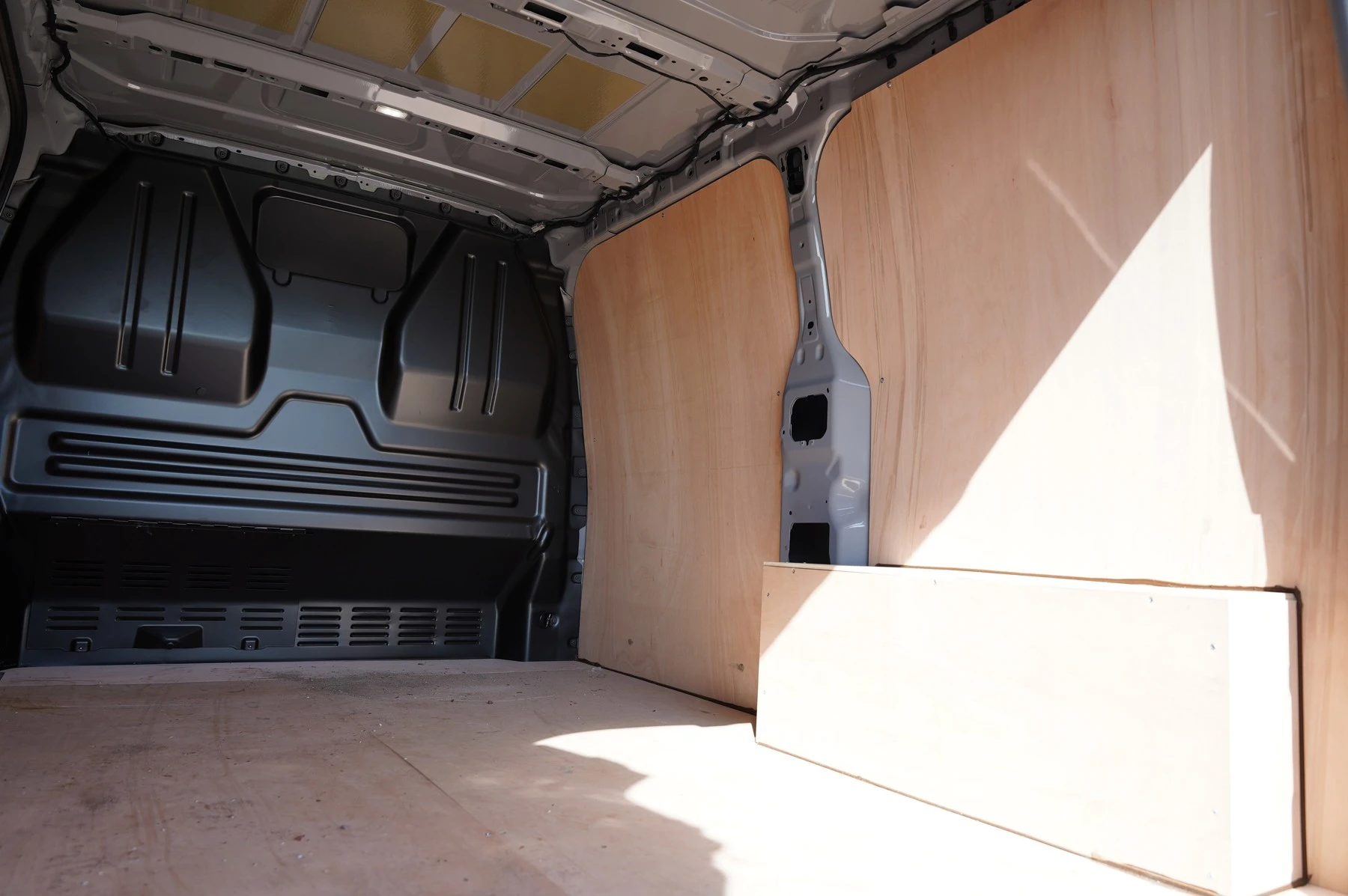 Volkswagen-Transporter-image-16