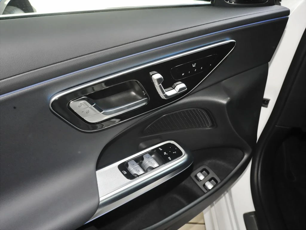 Mercedes-Benz-E-Klasse 300-image-14