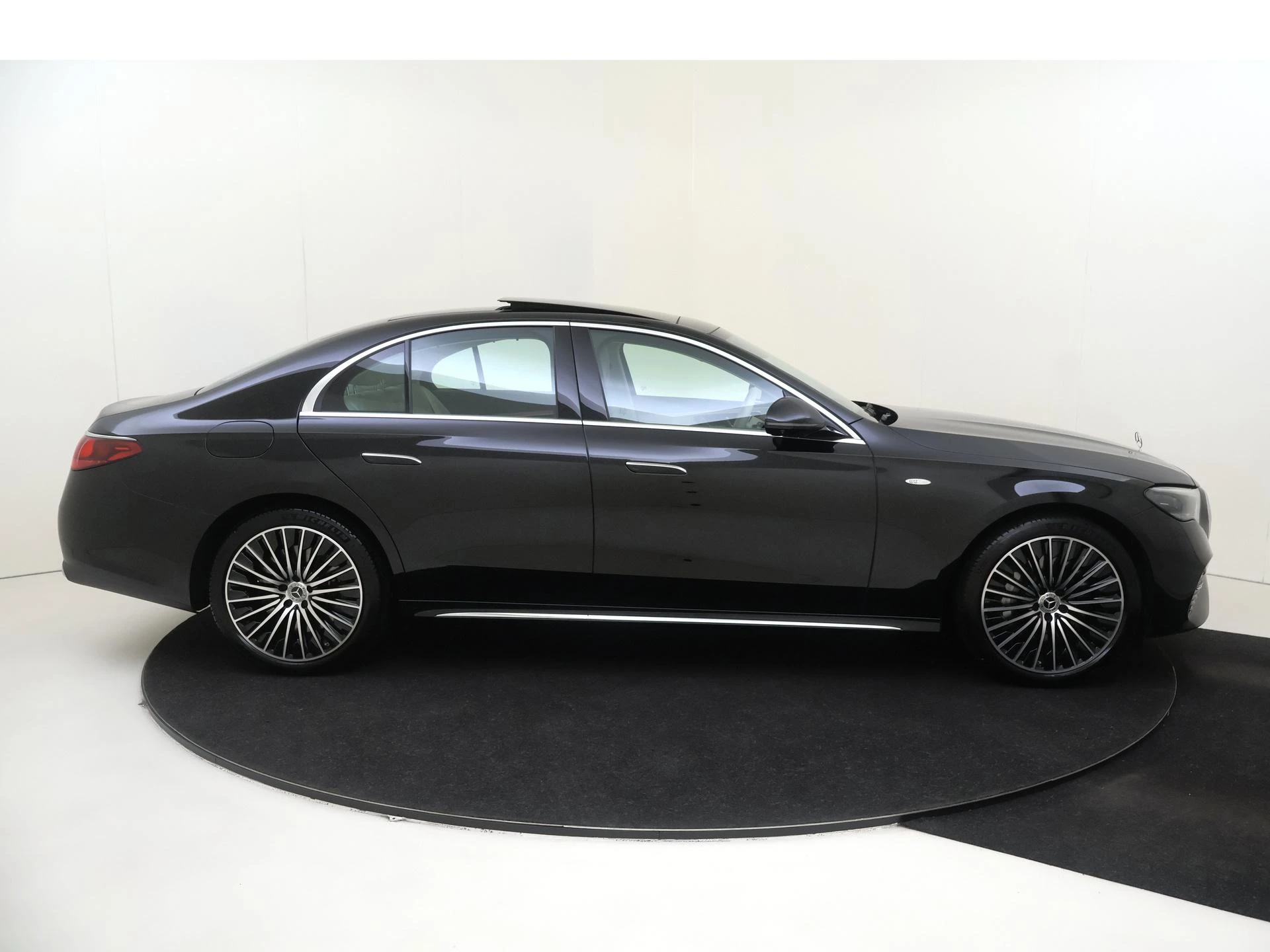 Mercedes-Benz-E-Klasse-image-8