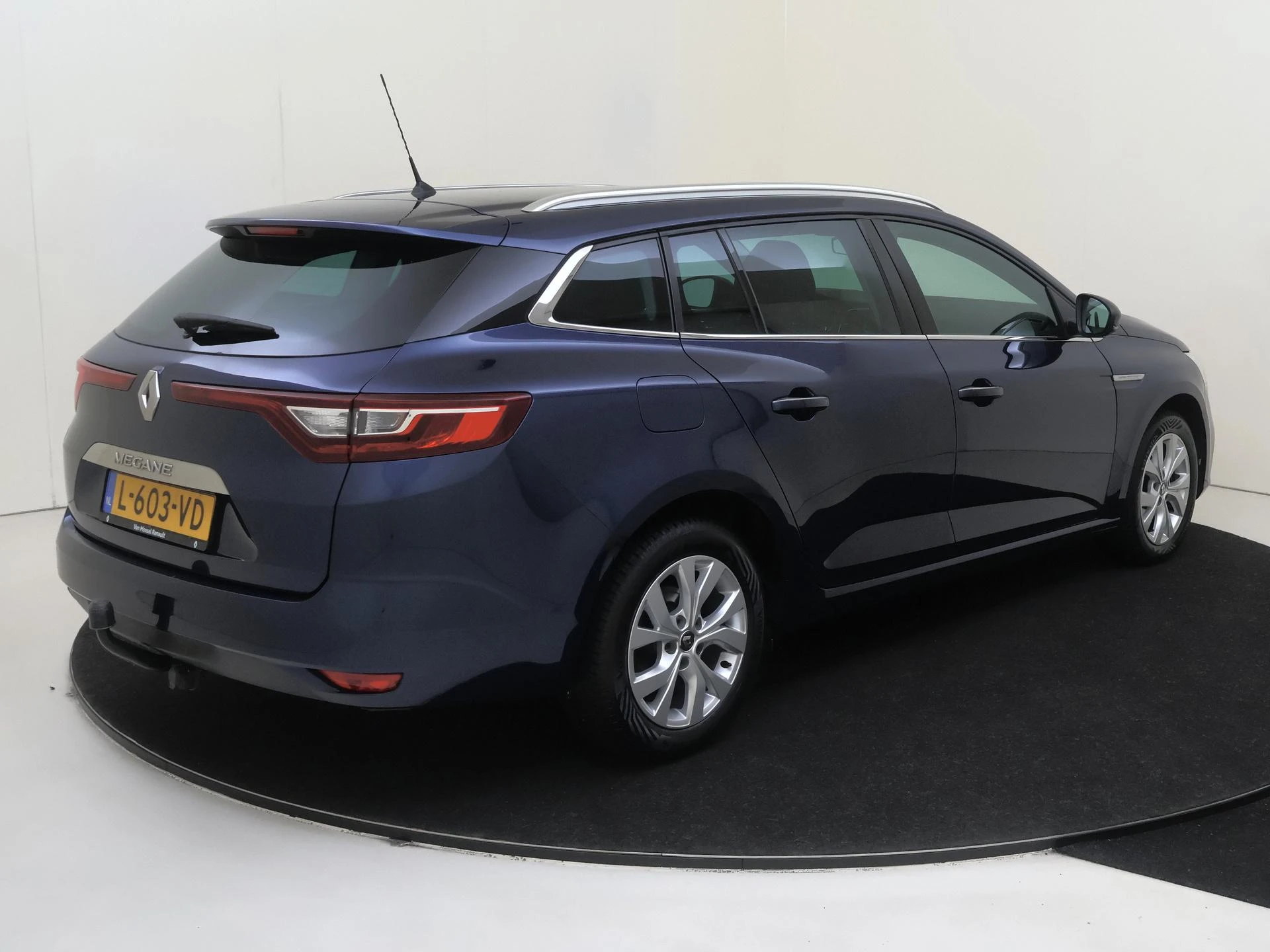 Renault-Mégane Estate-image-3