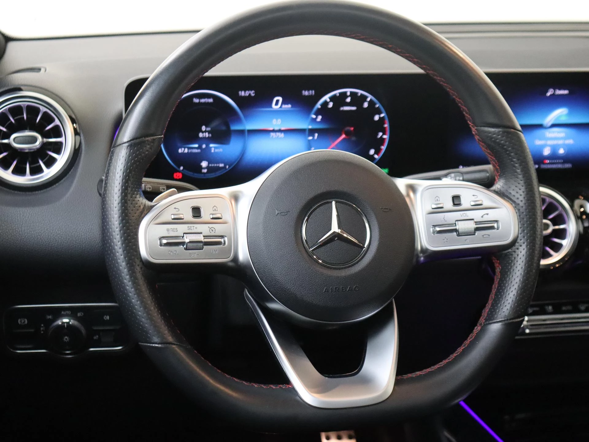 Mercedes-Benz-GLB-image-14