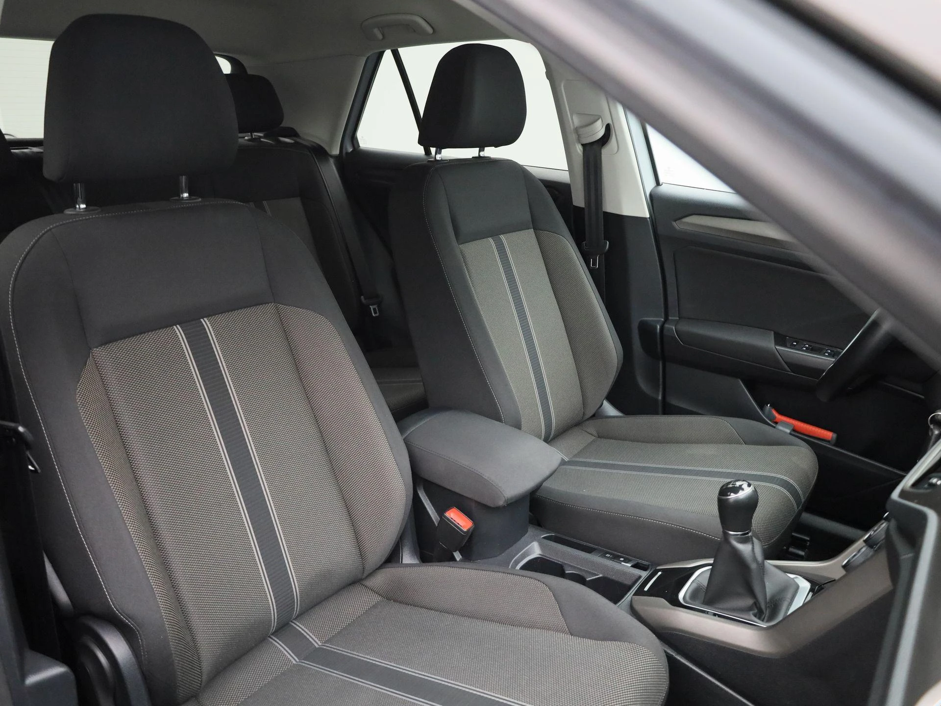 Volkswagen-T-Roc-image-34