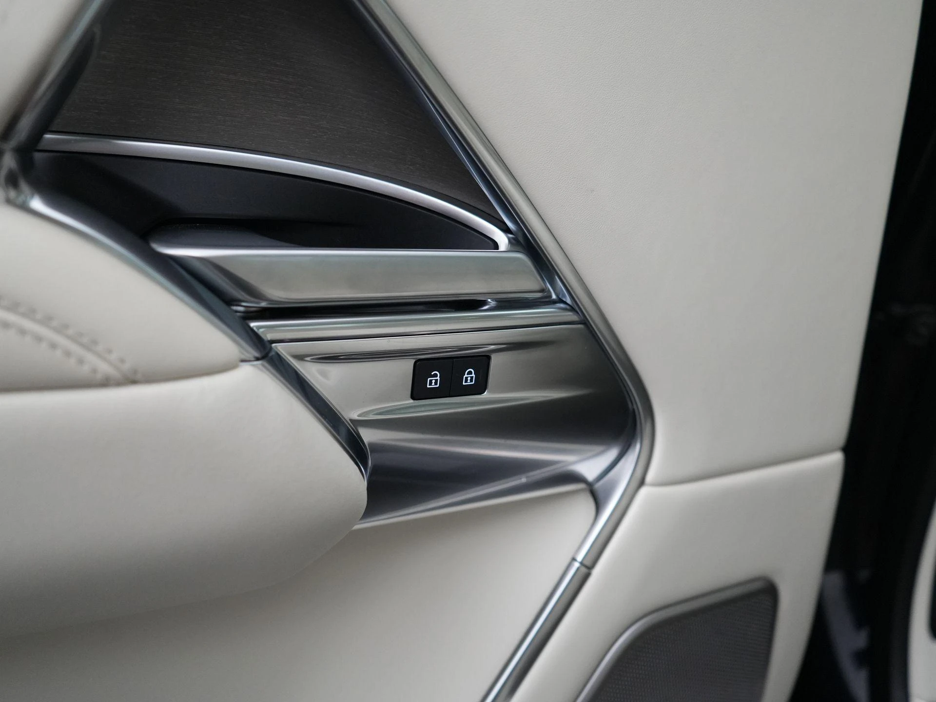 Land Rover-Range Rover-image-41