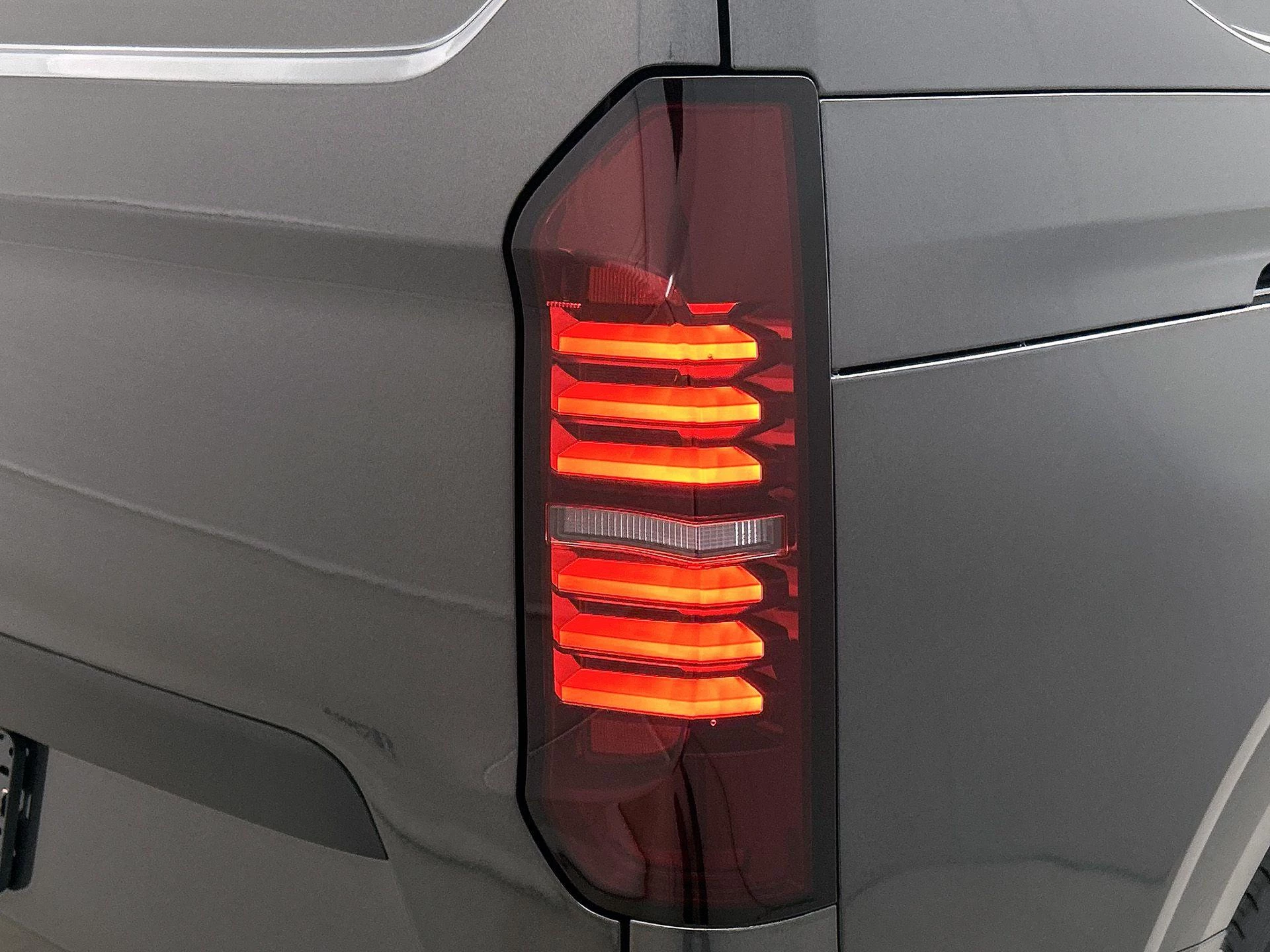 Volkswagen-e-Transporter-image-28
