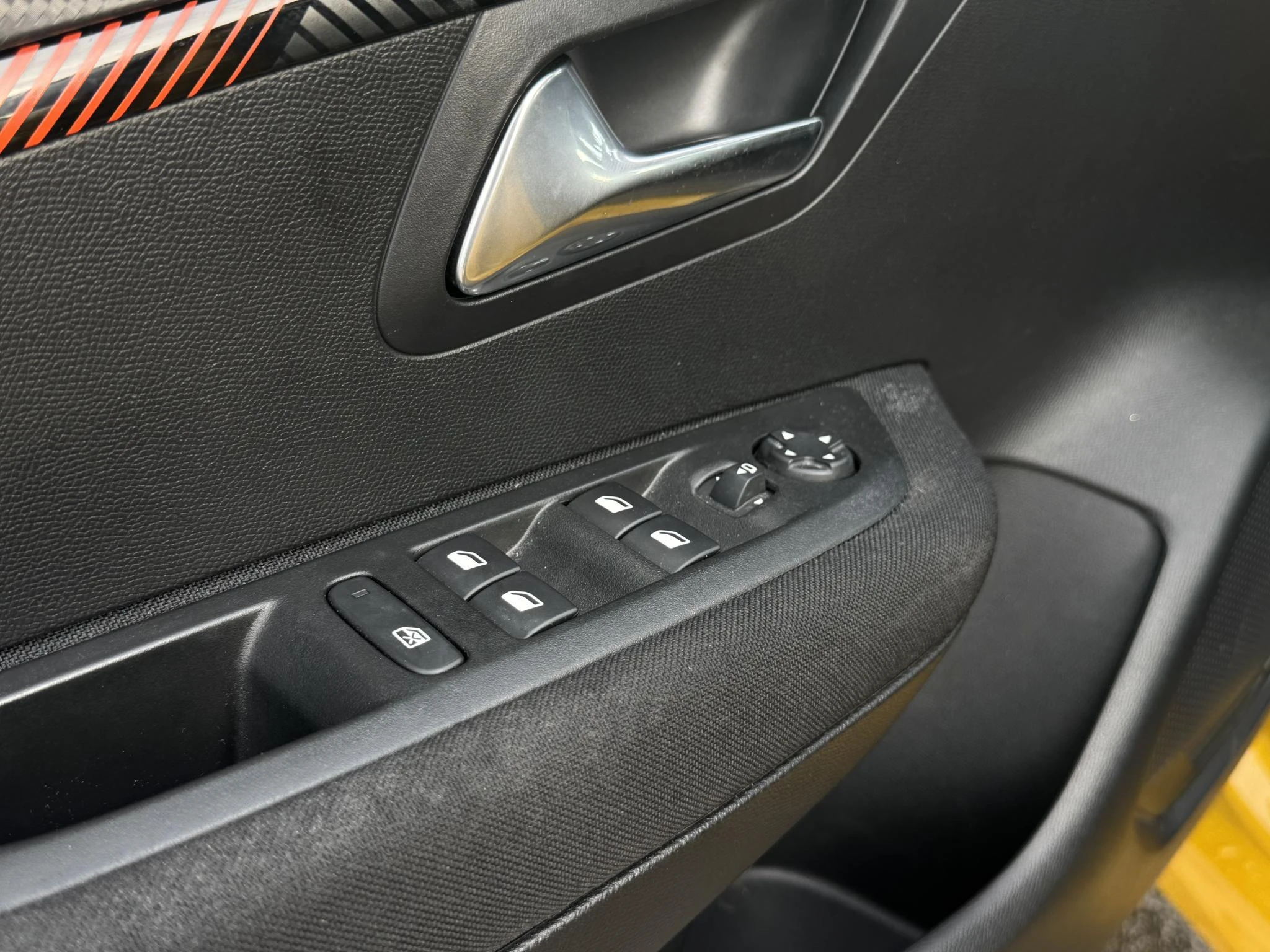 Peugeot-e-208-image-10