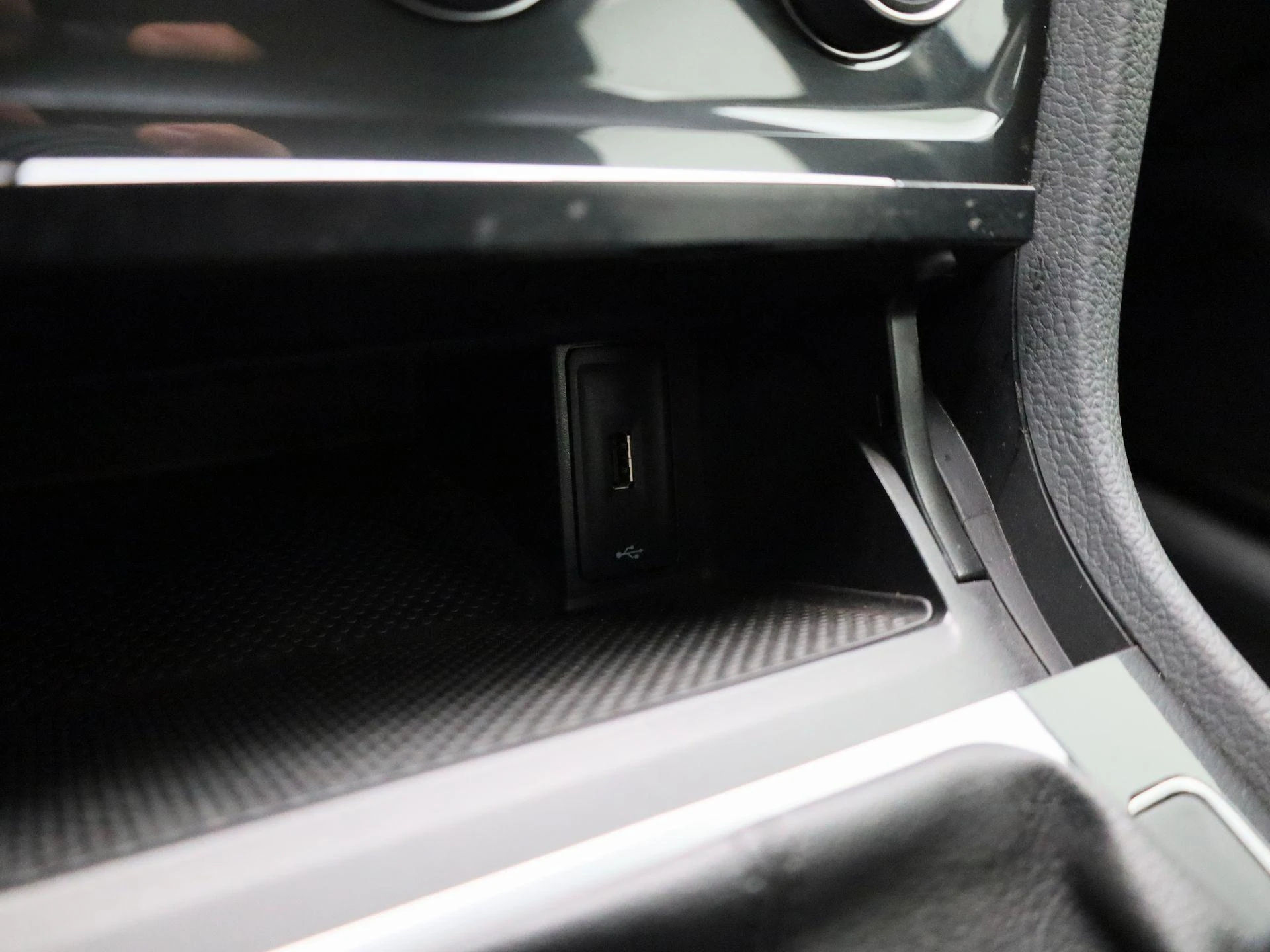 Volkswagen-Golf-image-24