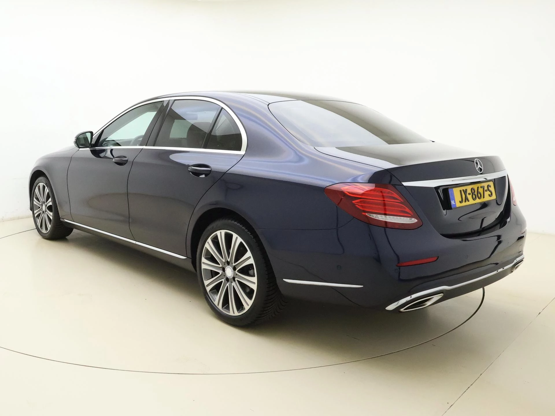 Mercedes-Benz-E-Klasse-image-6