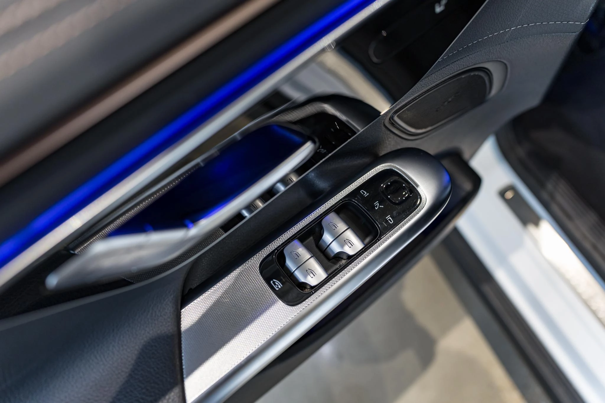 Mercedes-Benz-EQE-image-19