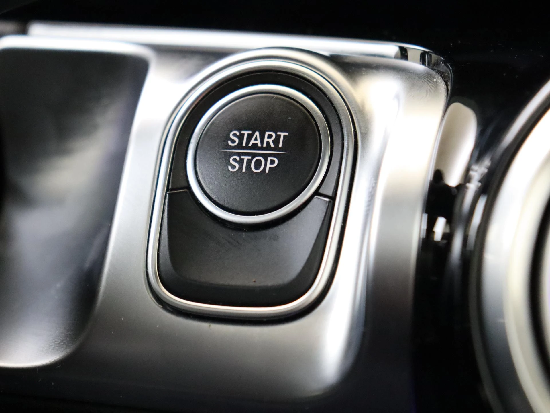 Mercedes-Benz-EQB-image-20