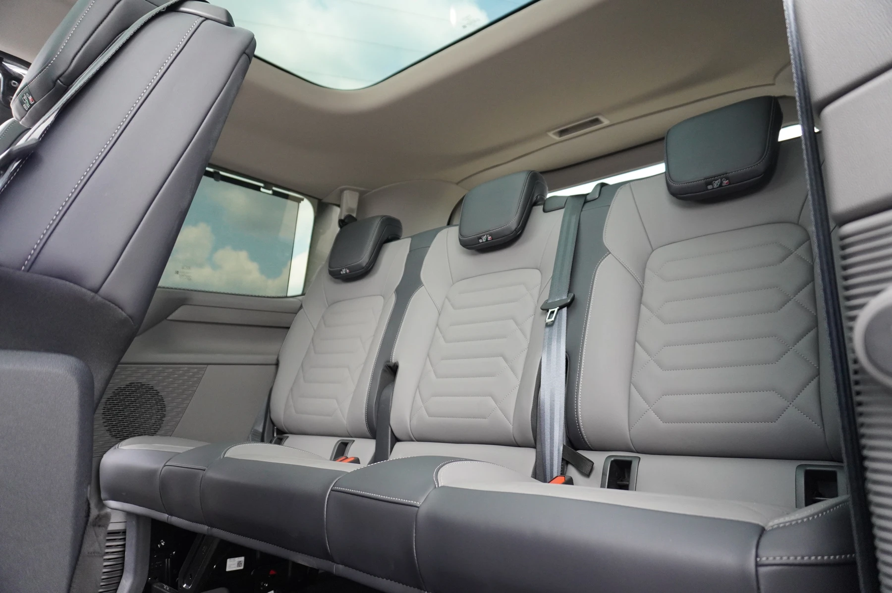 Volkswagen-Transporter-image-15