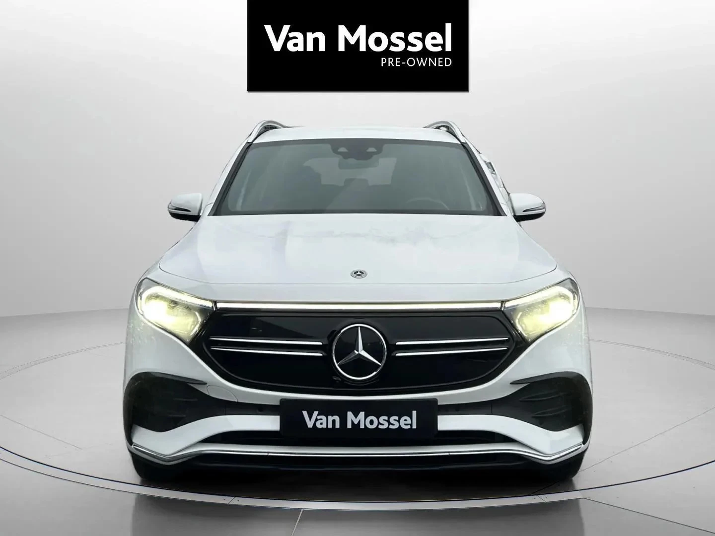 Mercedes-Benz-EQB-image-1