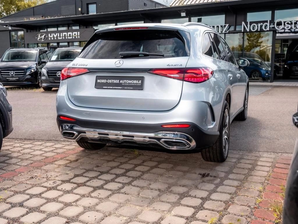 Mercedes-Benz-GLC 300 d-image-5