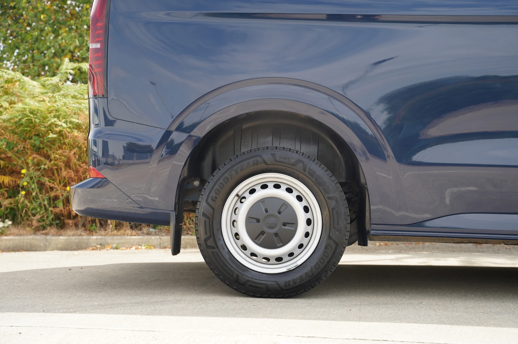 Volkswagen-Transporter-image-30