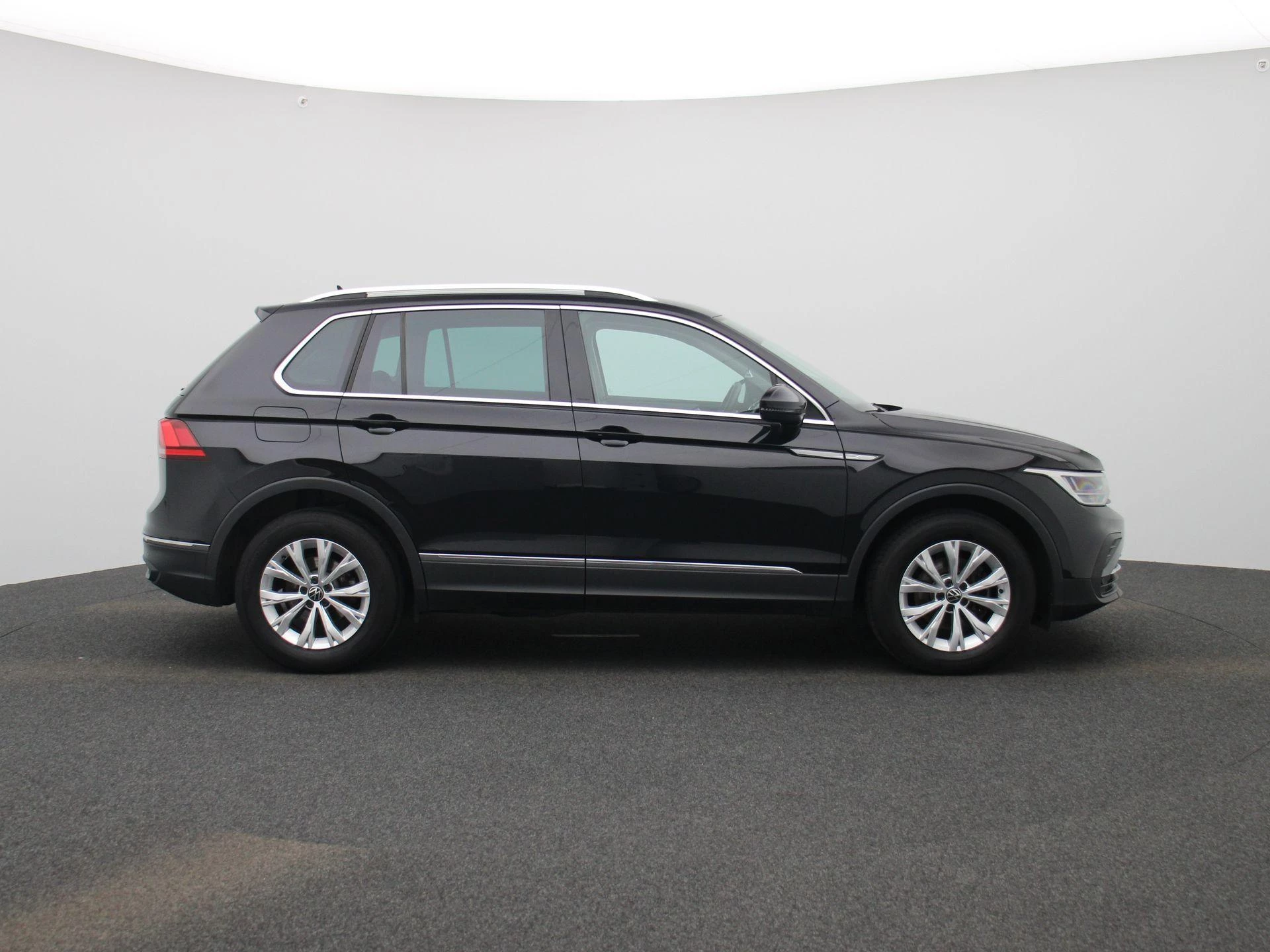 Volkswagen-Tiguan-image-5