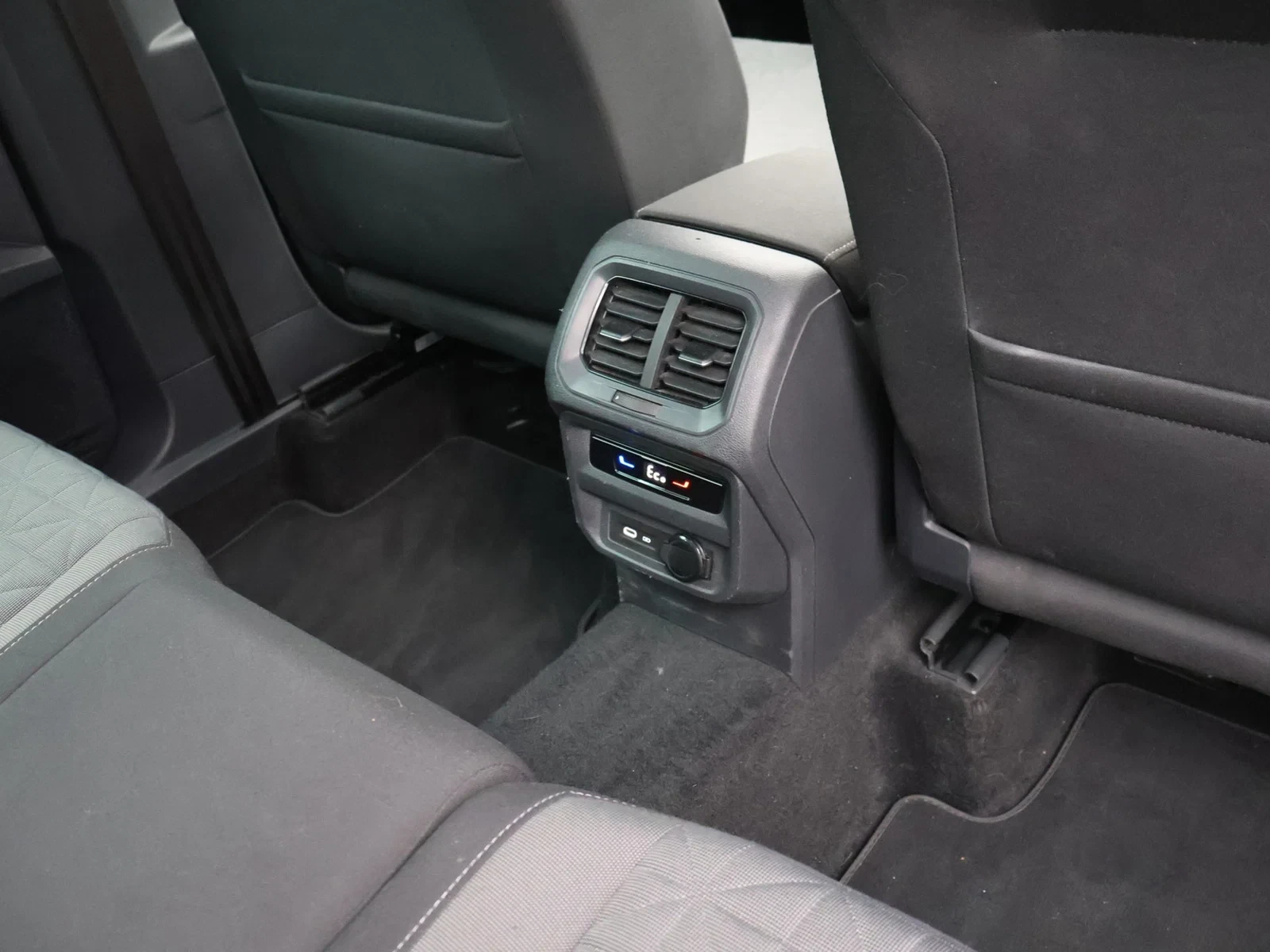 Volkswagen Tiguan eHybrid (PHEV) Tiguan Life 1.4TSI eHybrid 150PK *AUTOMAAT*CAMERA*PDC*VIRTUAL COCKPIT*NAVI*APP-CONNECT*...*