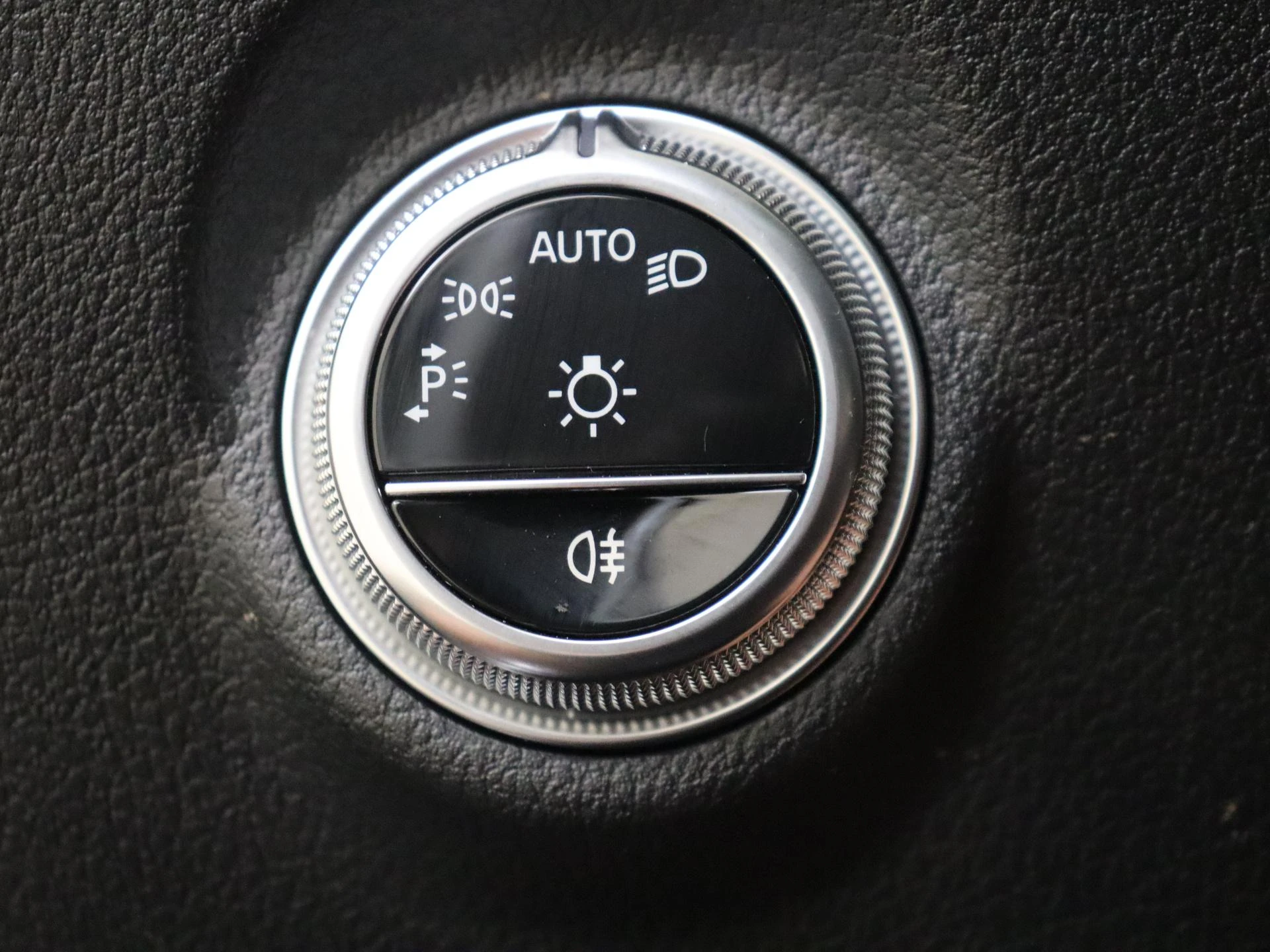 Mercedes-Benz-C-Klasse-image-24