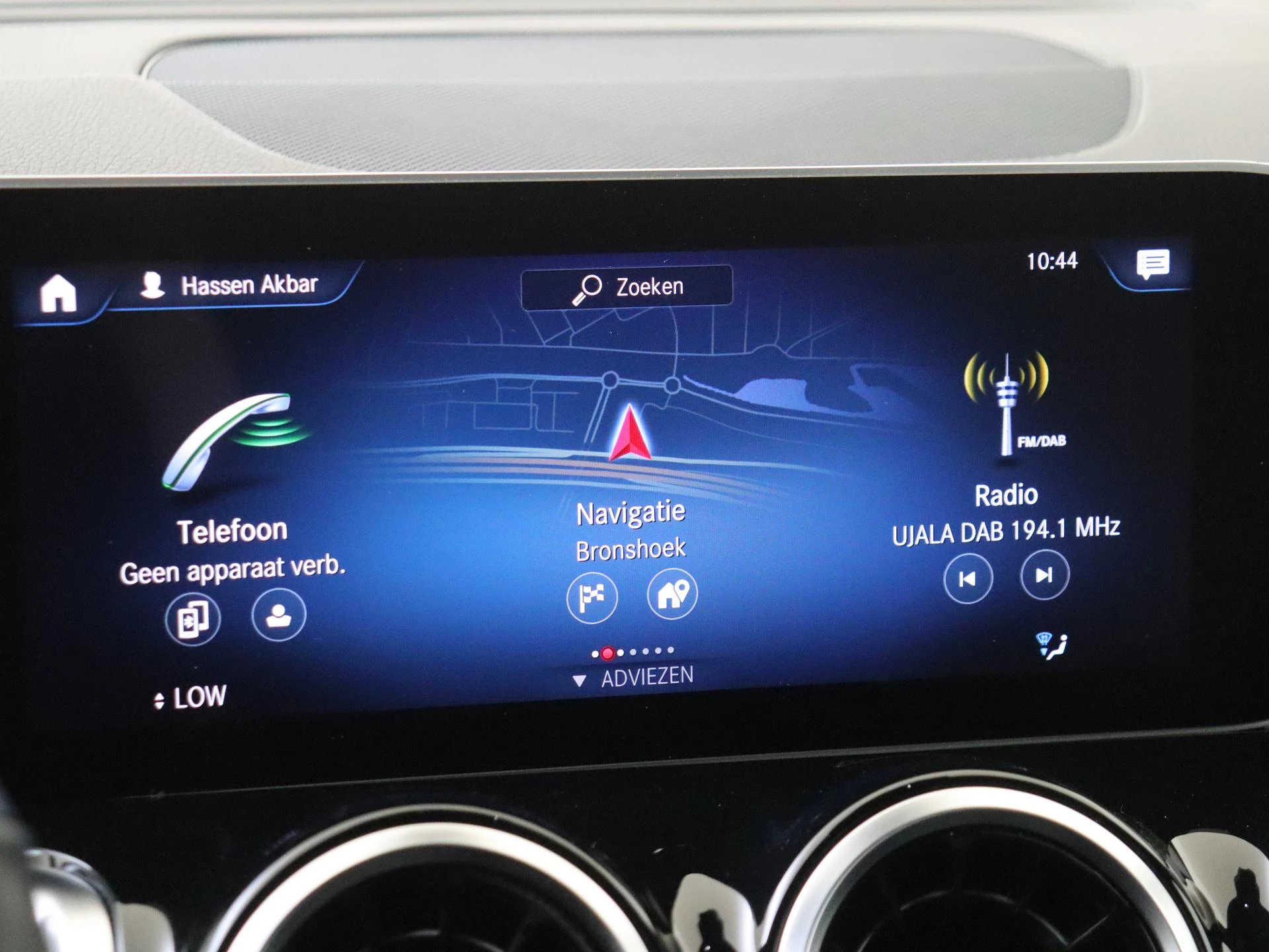 Mercedes-Benz-GLB-image-15