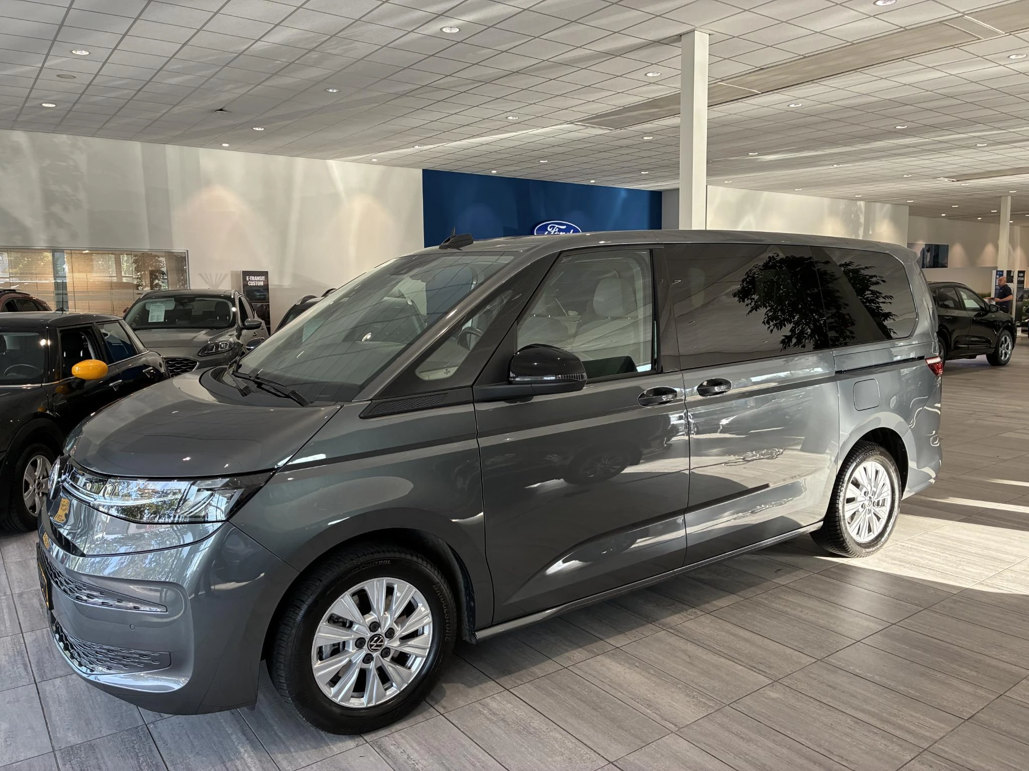 Volkswagen-Multivan-image-1
